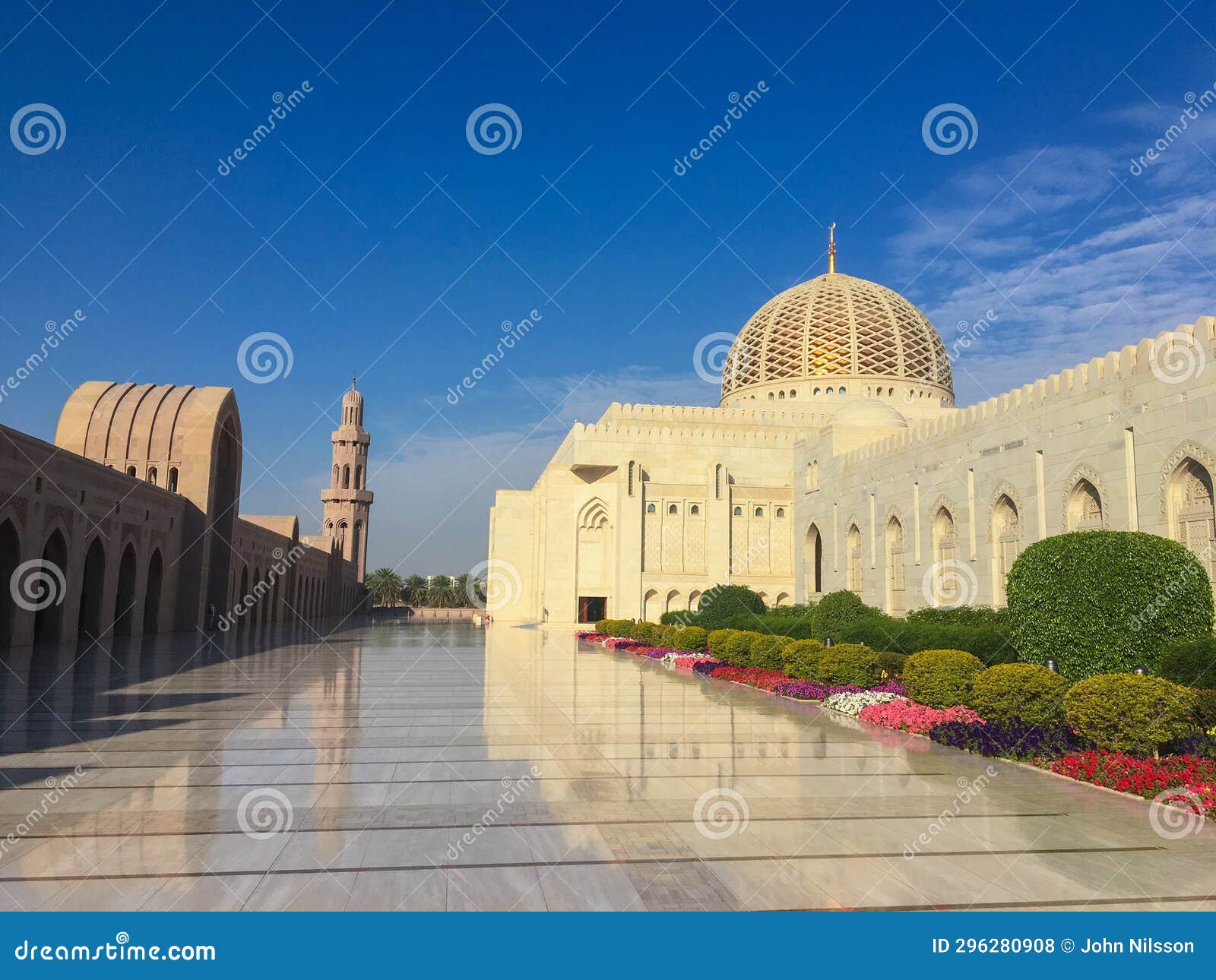 the sultan qaboos mosque in mascat, oman