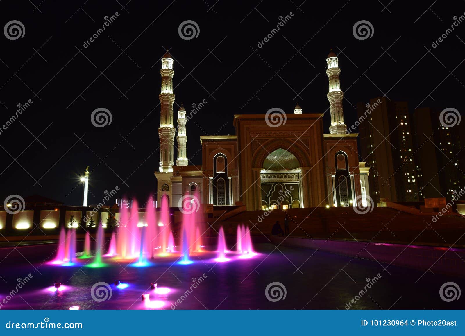 Sultán de Hazret de la mezquita en Astaná, Kazajistán, iluminado en la noche en verano