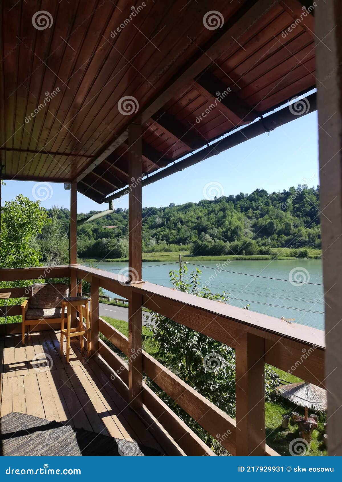 Summer lake holidayhouse stock image. Image of resort 217929931