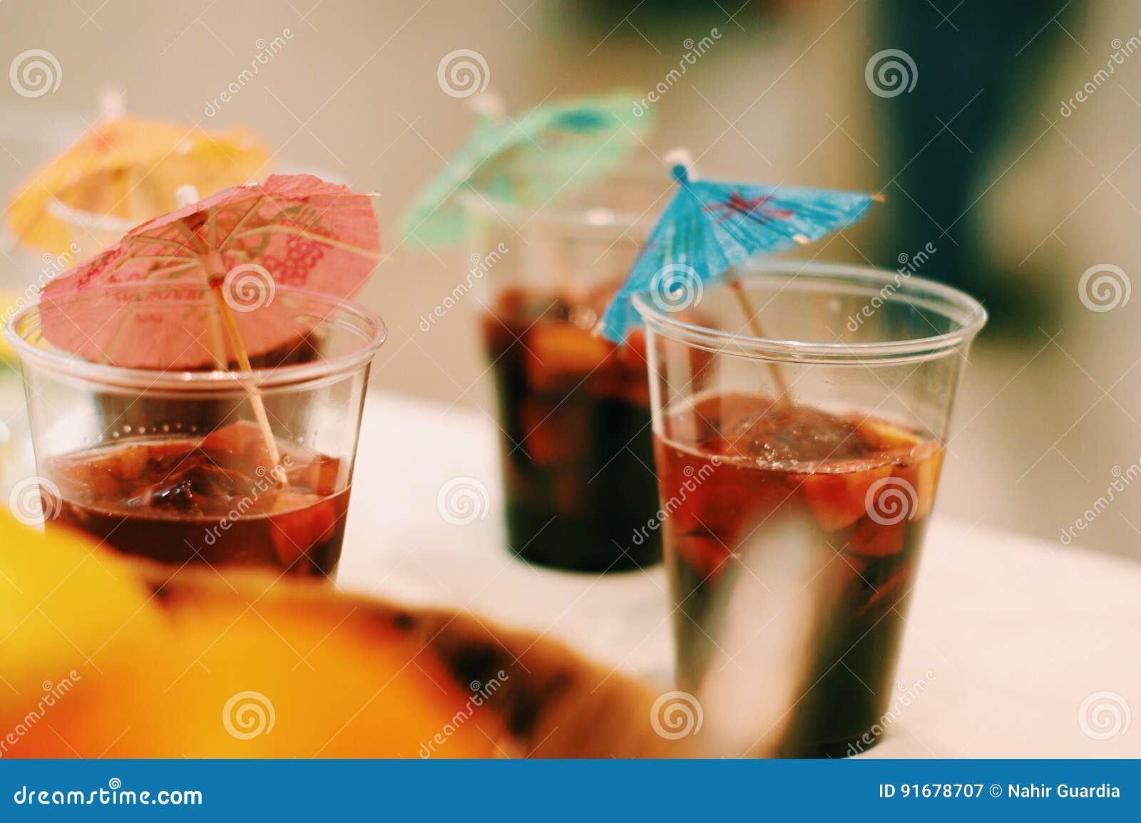 tinto de verano en vaso con mini paragua