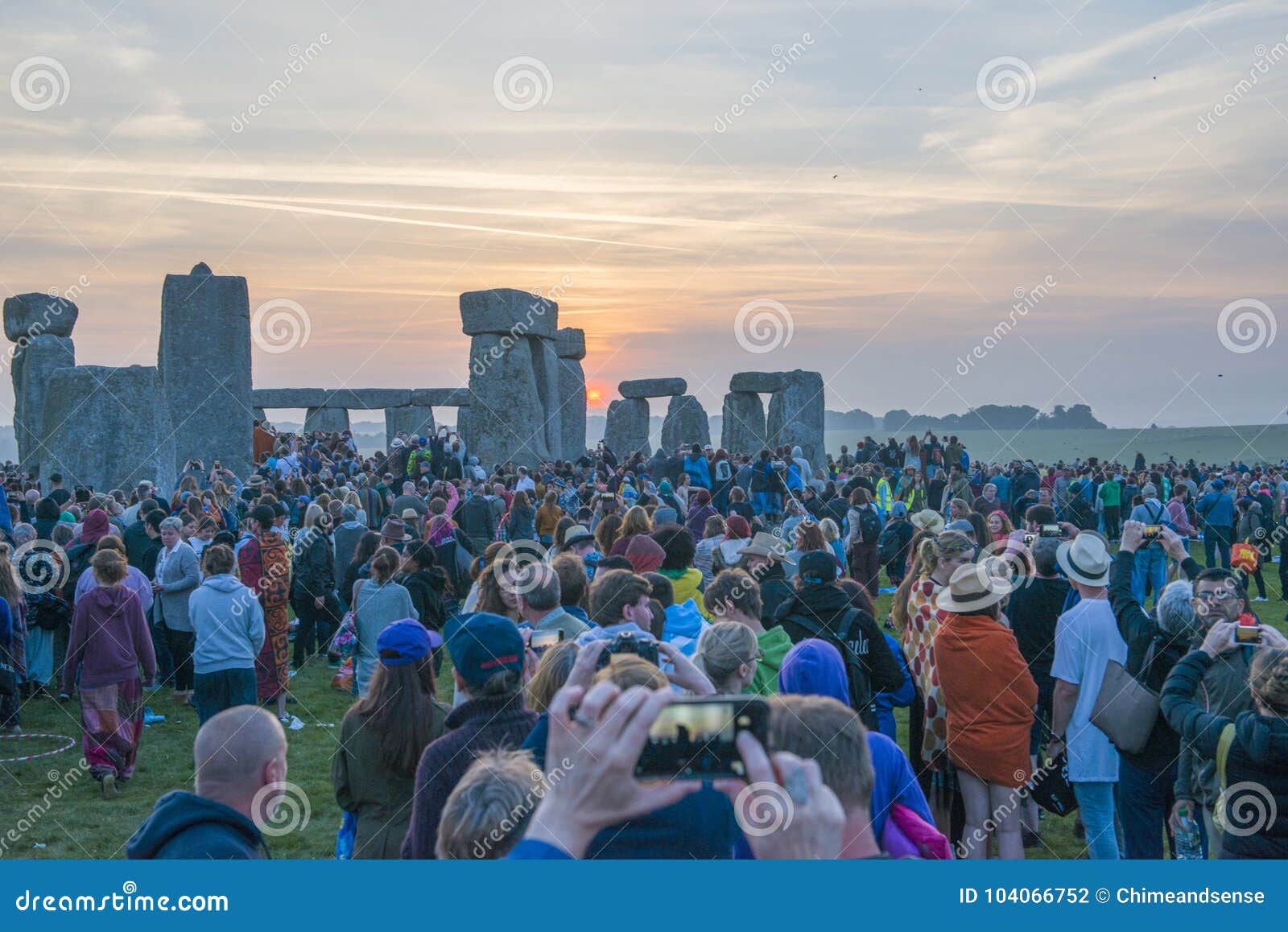 summer solstice sunrise on stonehenge