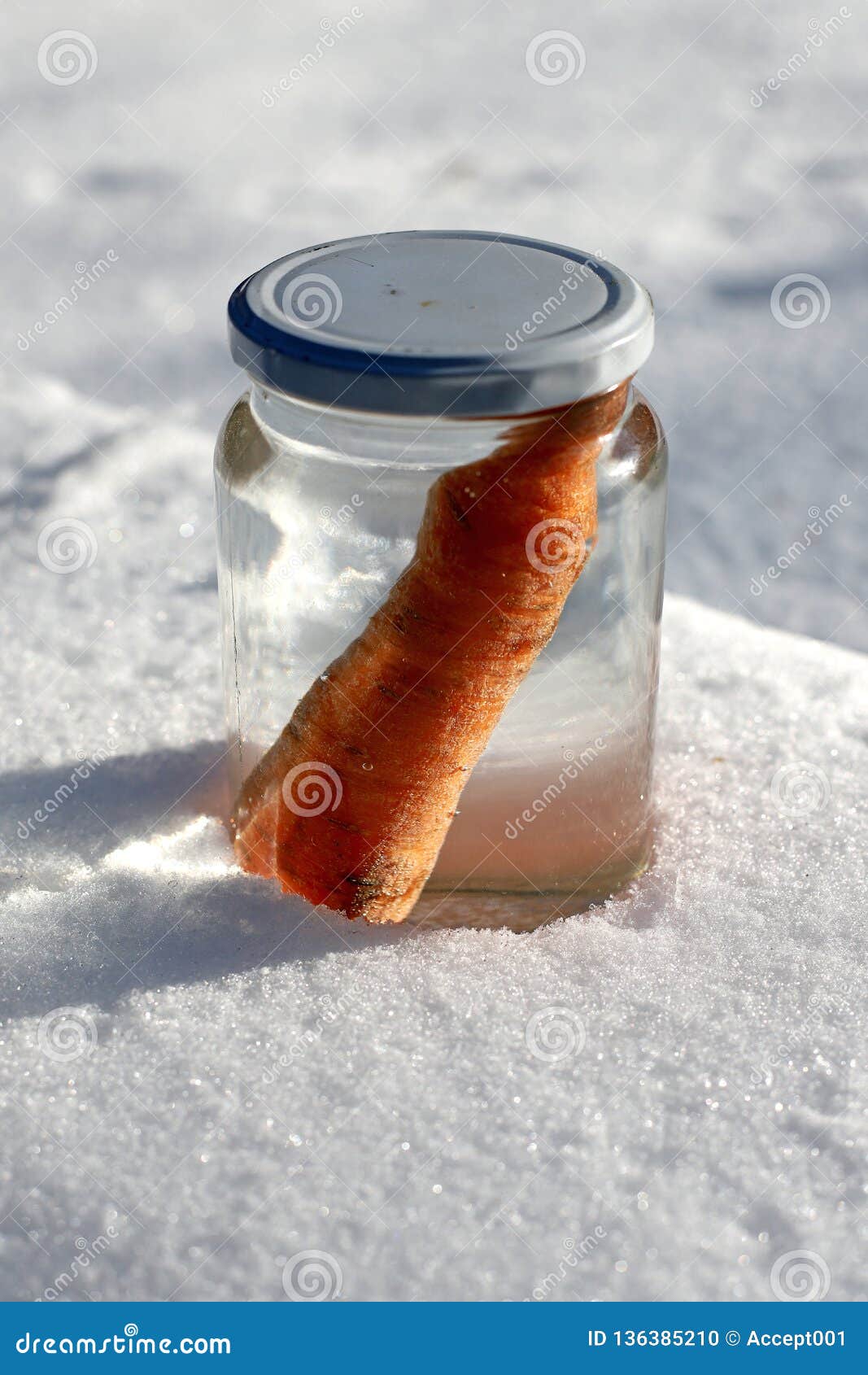 https://thumbs.dreamstime.com/z/sun-comes-out-snowman-melting-garten-snowman-waiting-resurrection-mason-jar-melted-136385210.jpg