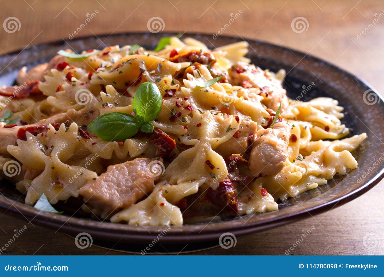 Sun Dried Tomato Pasta with Chicken and Basil in Creamy Mozzarella