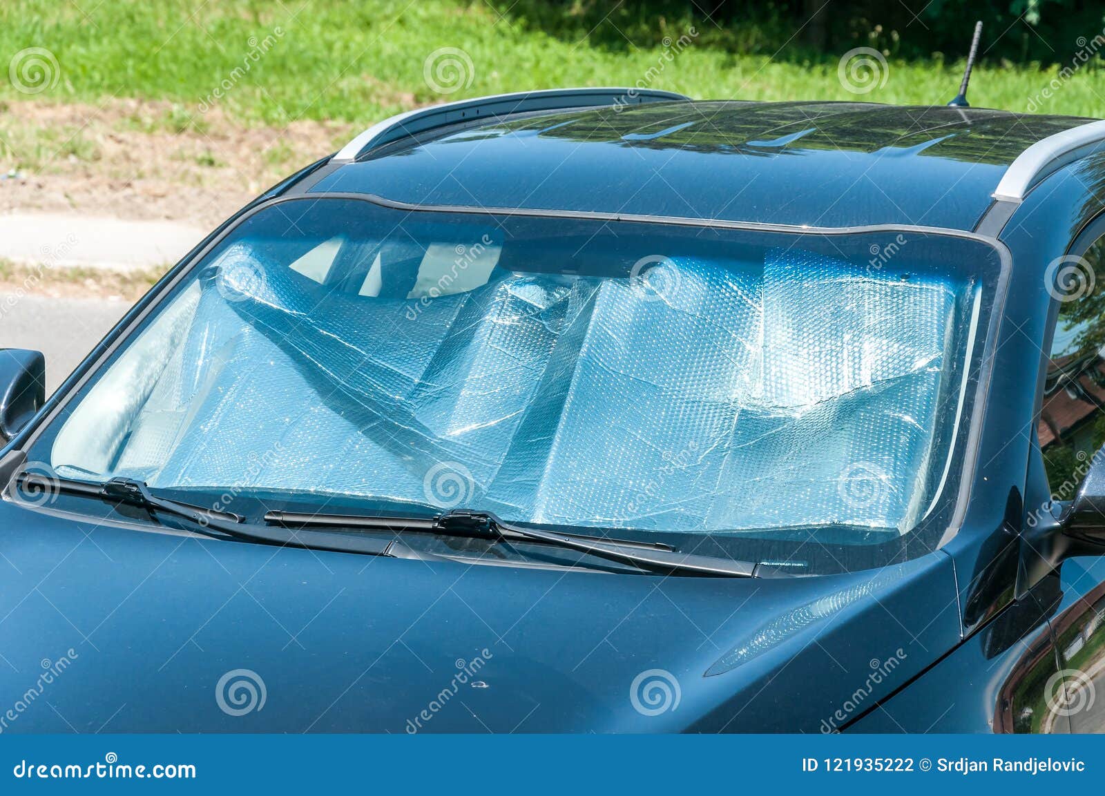 Sun-Reflektor Auf Dem Windfang Oder Der Windschutzscheibe Als Schutz Der  Autoplastikinnenplatte Vor Direktem Sonnenlicht Und Hitz Stockfoto - Bild  von metall, frontseite: 121935222