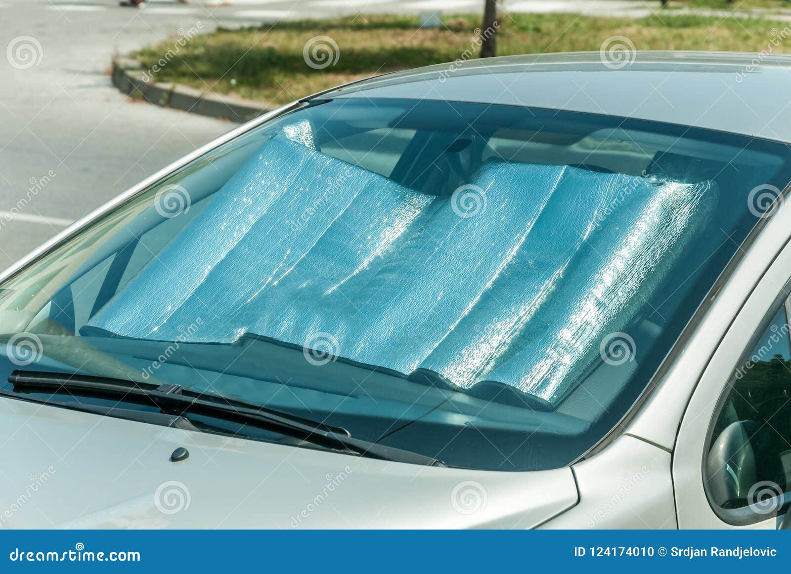 https://thumbs.dreamstime.com/z/sun-reflektor-auf-dem-windfang-oder-der-windschutzscheibe-als-schutz-autoplastikinnenplatte-vor-direktem-sonnenlicht-und-hitze-124174010.jpg