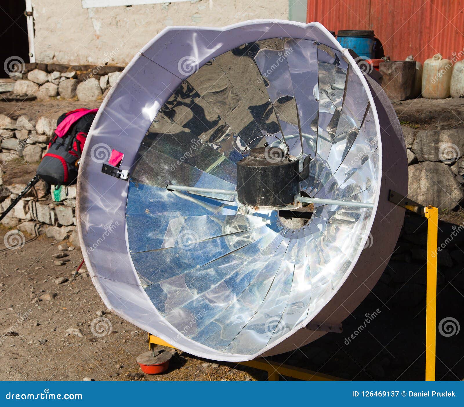https://thumbs.dreamstime.com/z/sunny-solar-cooker-everest-area-nepal-view-ecology-cooking-126469137.jpg