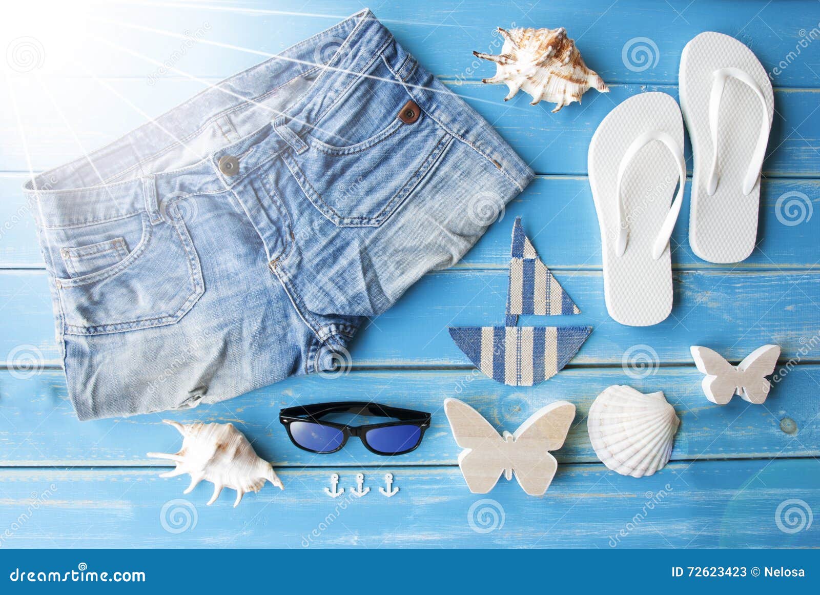 Sunny Summer Clothes and Decoration Op Houten Achtergrond Stock ...