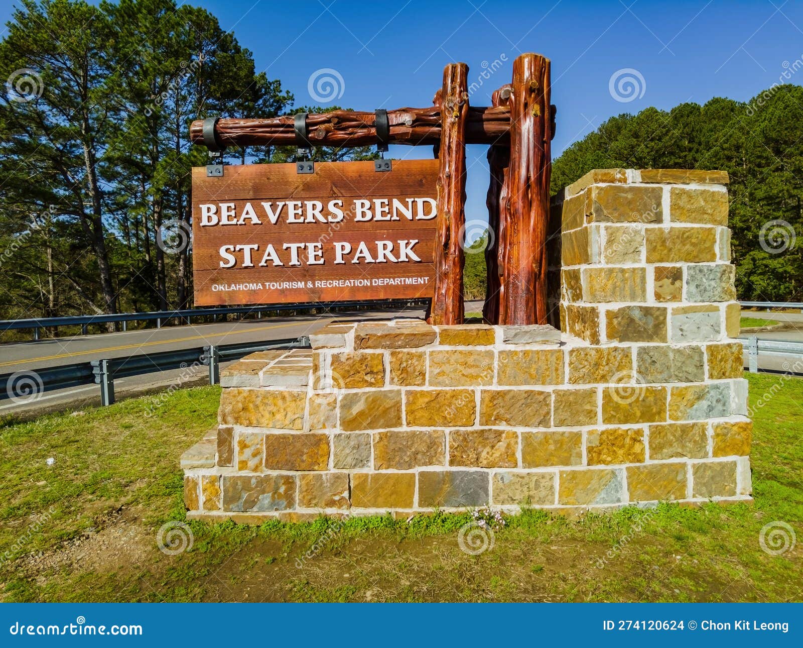 Sunny View of the Sign of Beavers Bend State Park Editorial Stock Image