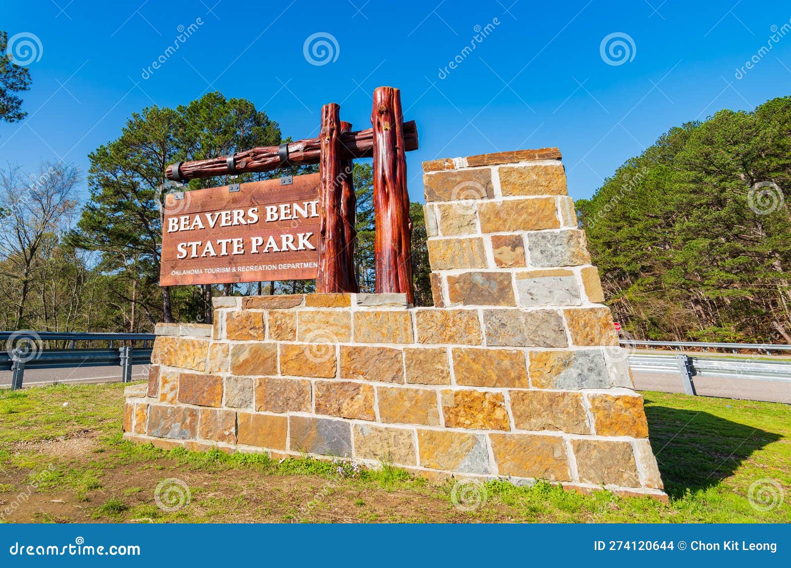 Sunny View of the Sign of Beavers Bend State Park Editorial Stock Image