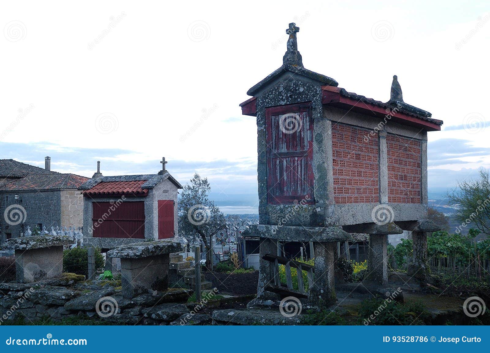 sunrise of barn horreos of santa mariÃÂ±a de augas