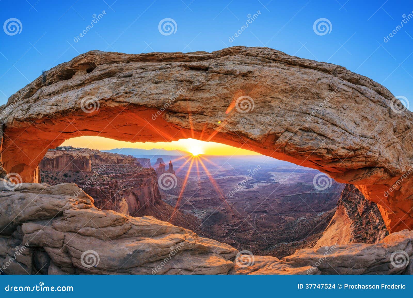 sunrise at mesa arch in canyonlands national park