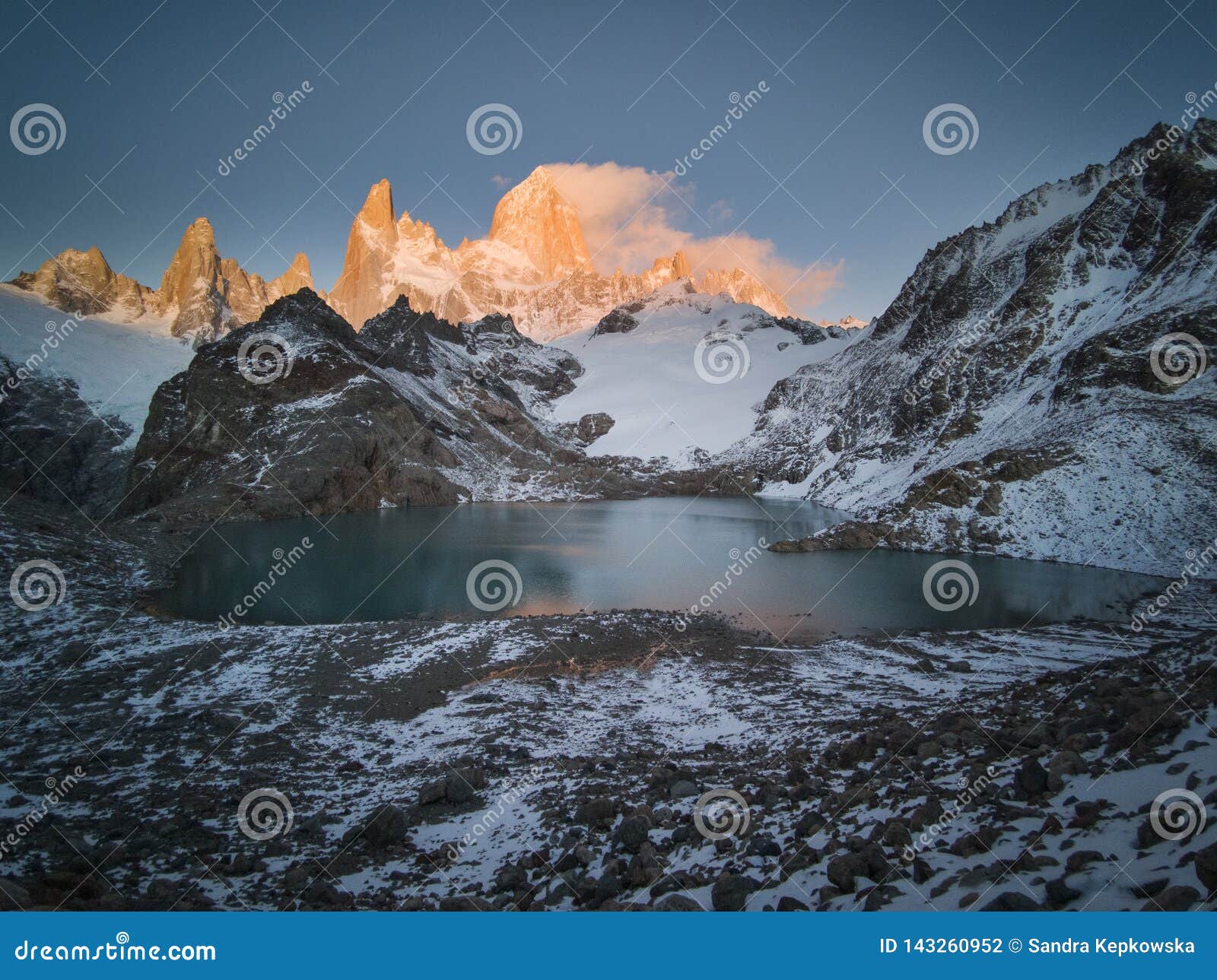 fitz roy during sunrise, los glaciares national park, el chalten, argentina