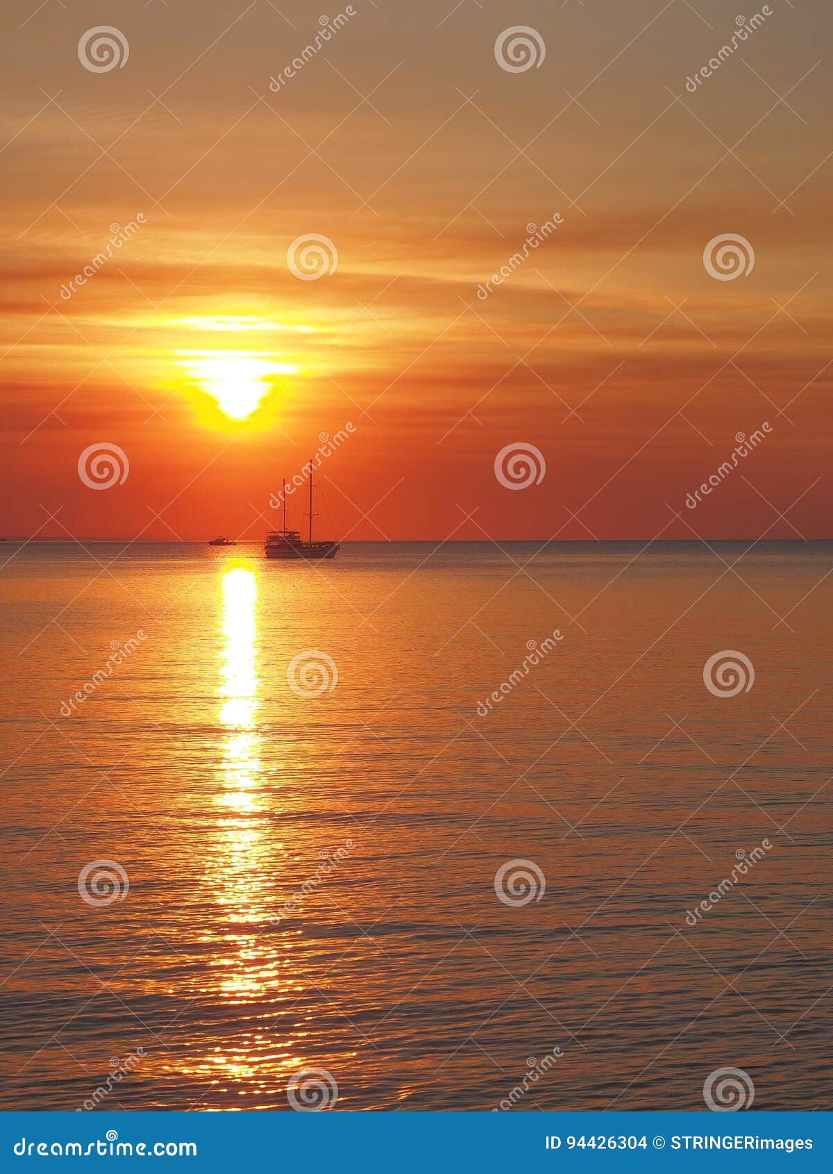 sunset with boat and sun at fannie bay