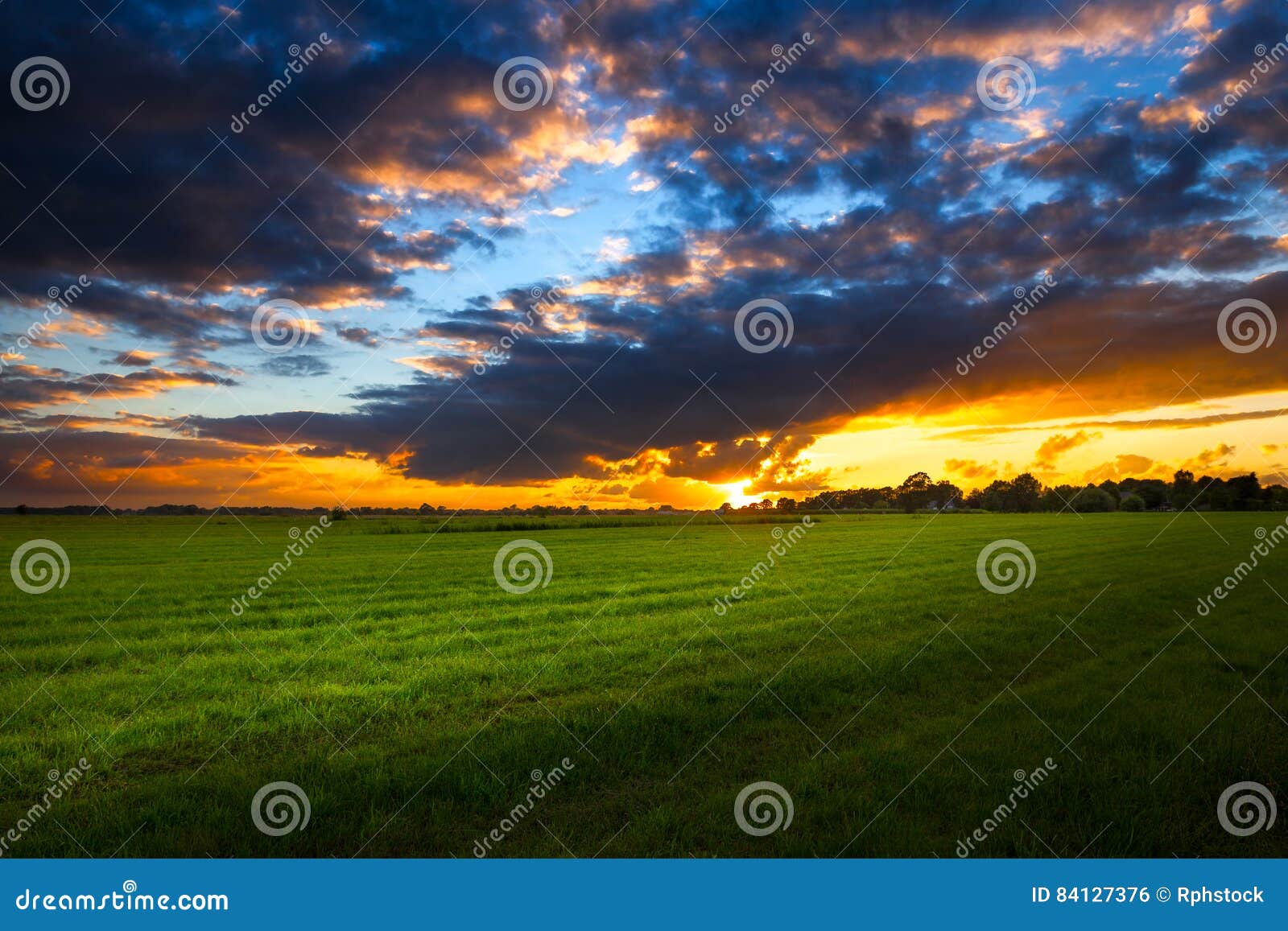 Nuttig intern gevogelte Sunset in Eastfrisia Near Aurich Oldendorf Stock Photo - Image of  coastline, night: 84127376