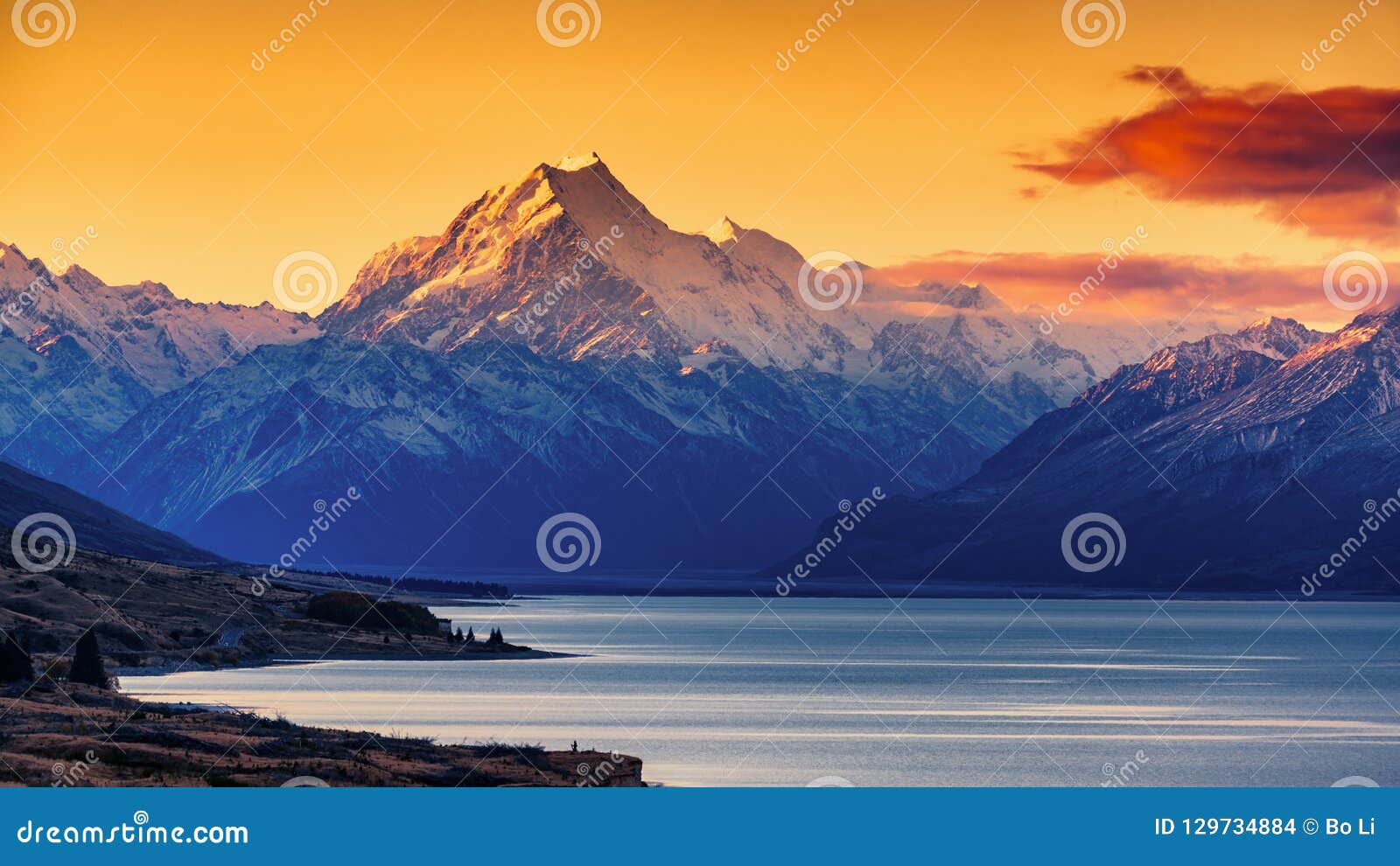 sunset of mount cook and lake pukaki