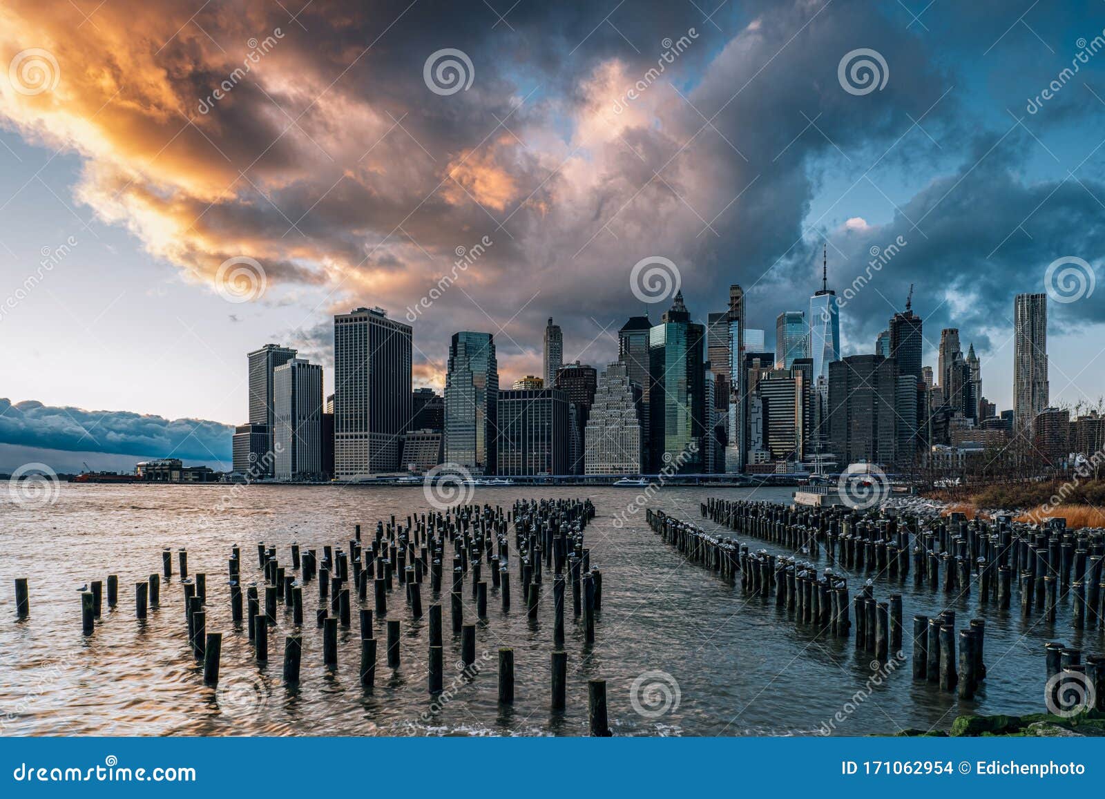 Sunset Over East River Lower Manhattan Skyline View From Brooklyn Bridge Park Editorial Stock Image Image Of Building East