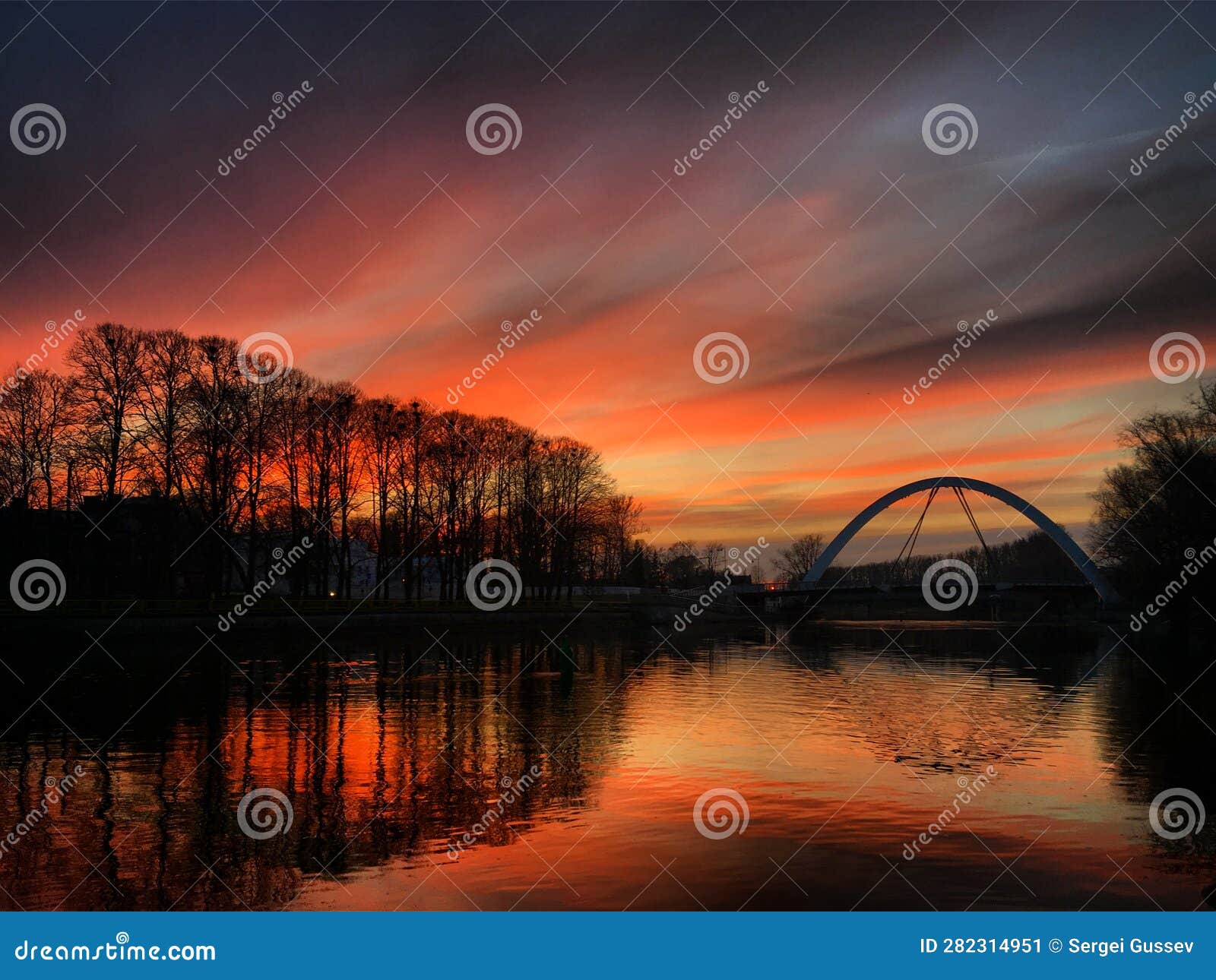 sunset over the river emajÃµgi and vabaduse sild bridge in tartu, tartumaa, estonia, april 2019