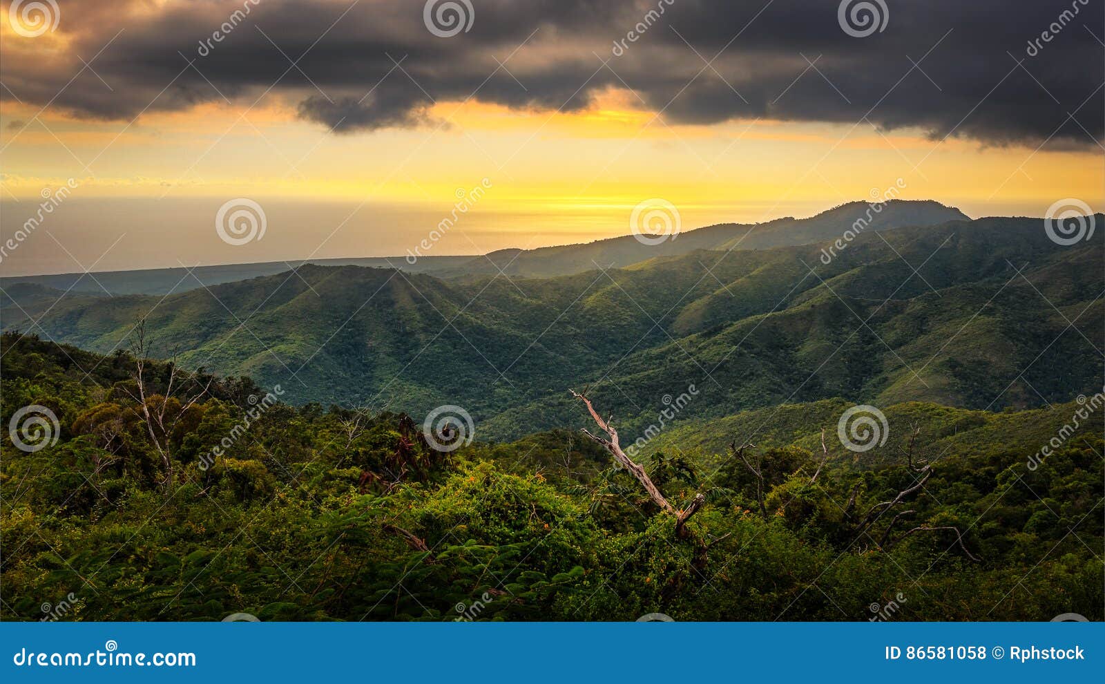 sunset over topes de collantes
