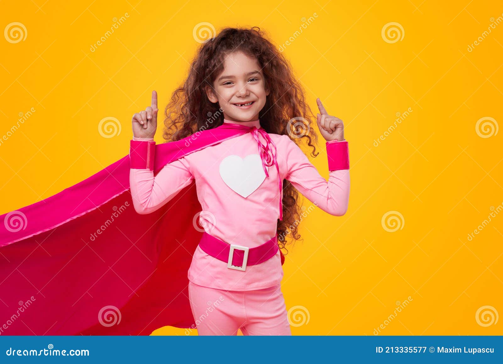 Garota Bonita De Fantasia De Super-heroína E Capa Fluente Ilustração do  Vetor - Ilustração de fofofo, lutador: 245298971