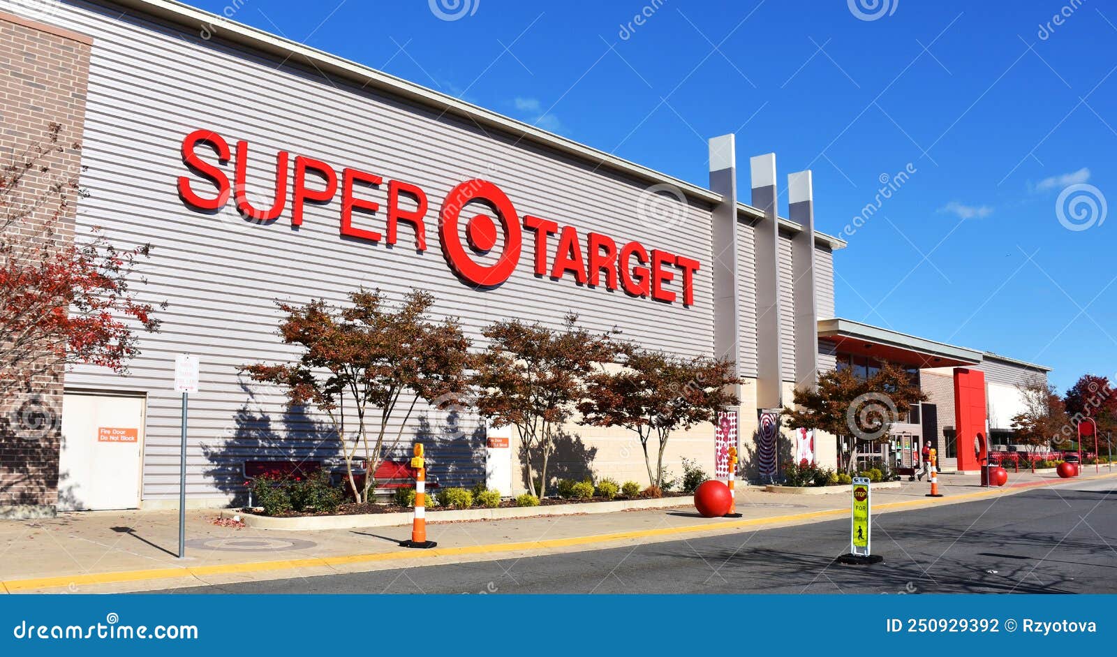 Super Target store / superstore / hypermarket in Virginia Gateway Shopping  Center, Gainesville, Virginia, USA Stock Photo - Alamy