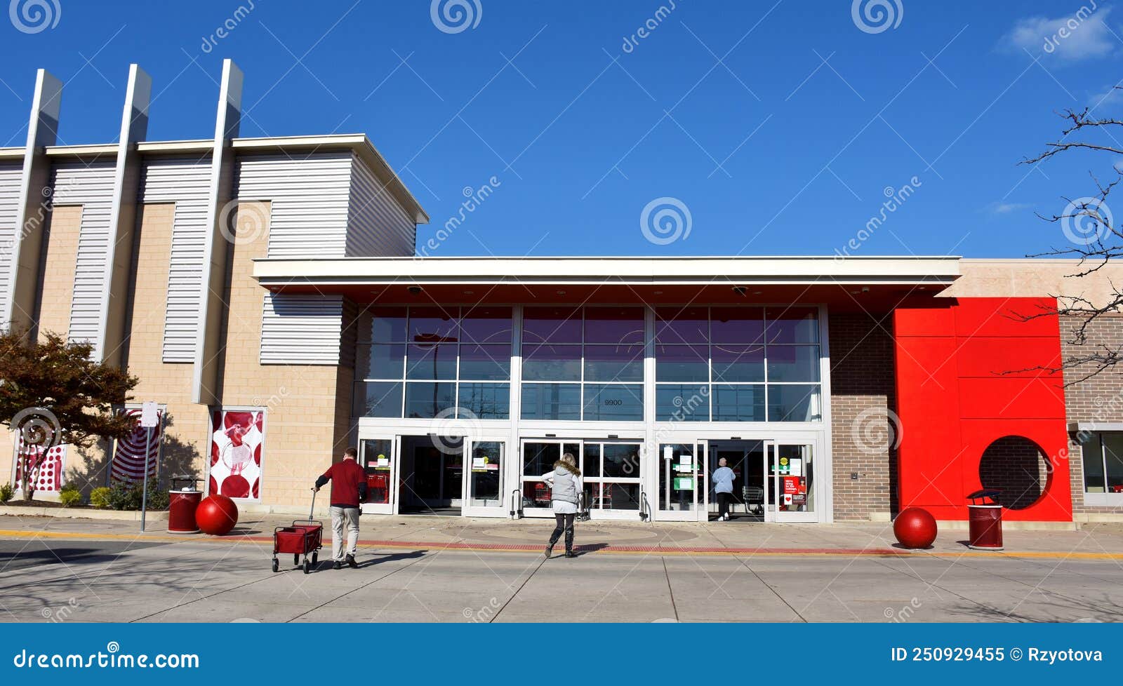 Super Target store / superstore / hypermarket in Virginia Gateway Shopping  Center, Gainesville, Virginia, USA Stock Photo - Alamy