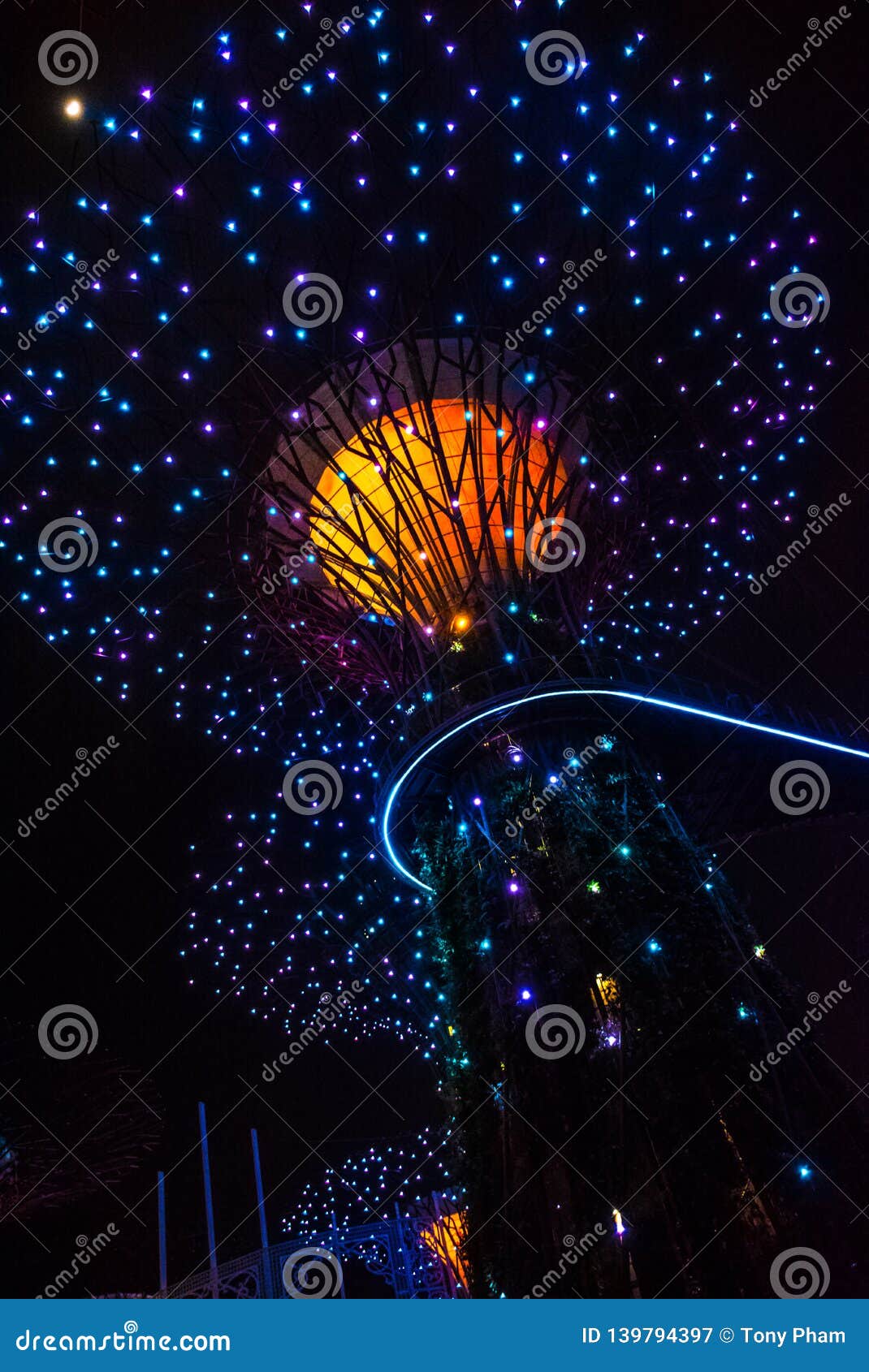 Super Trees At Gardens By The Bay Stock Image Image Of Glowing