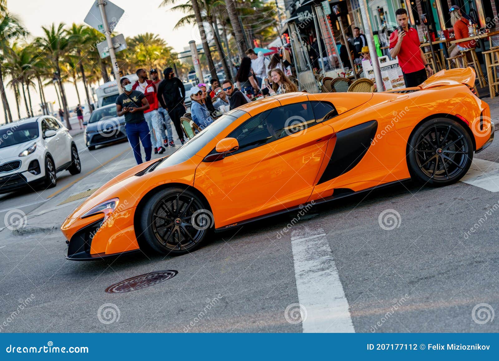 McLaren de corrida feita para as ruas está à venda no Brasil. Mas