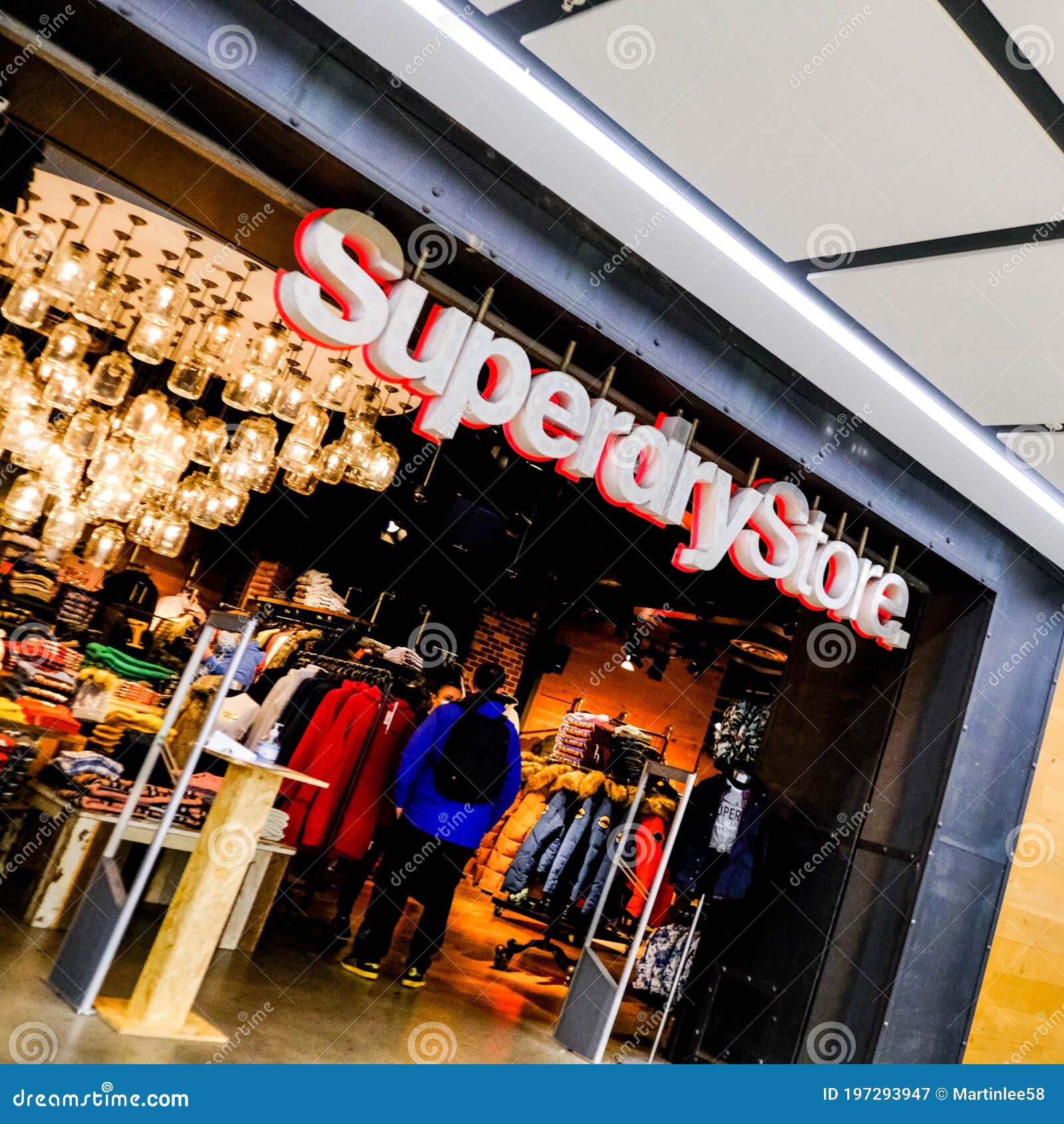 begaan Jaarlijks Voorman Superdry Retail Fashion Clothing Brand Shop Editorial Photography - Image  of front, colourful: 197293947