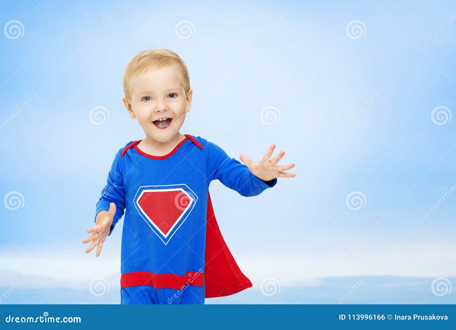 Supereroe Del Bambino, Uomo in Costume Blu Dell'eroe Eccellente, Superman  Del Bambino Fotografia Stock - Immagine di bello, bambini: 113996166