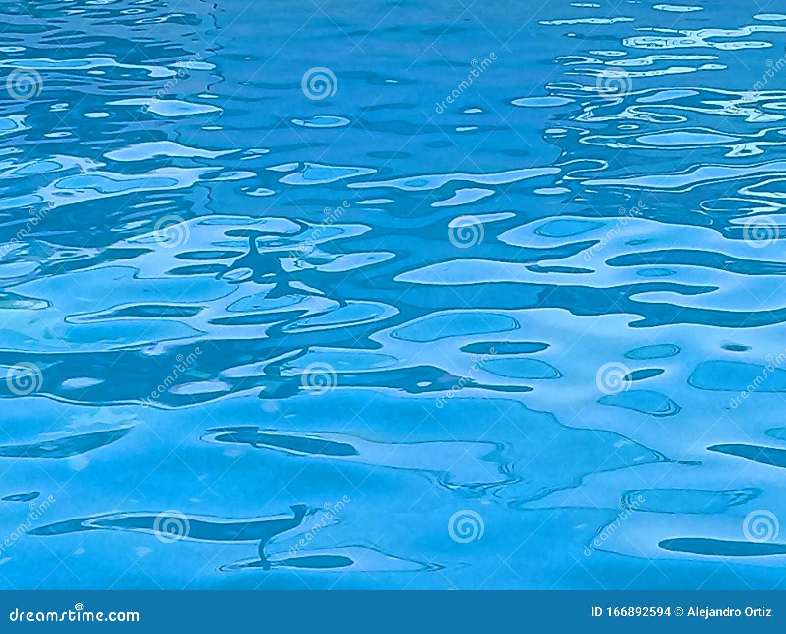 superficie de agua en alberca. util como fondo de pantalla o textura.