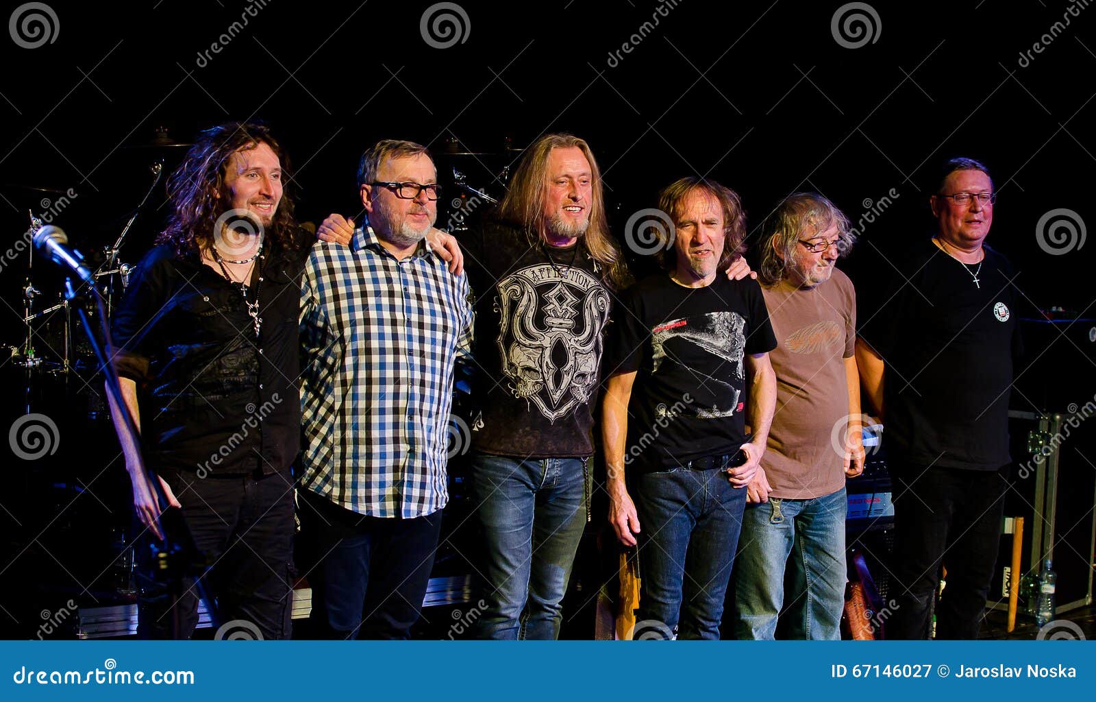 Supergroup concert editorial photography. Image of enjoying - 67146027