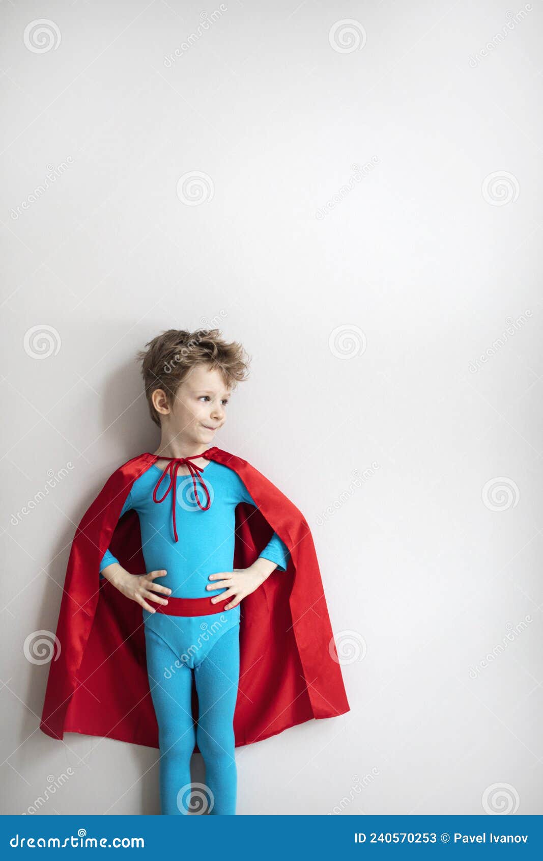 Superhéroe De Juego Infantil. Niño De Ensueño Con Traje De Superhéroe Azul  Y Capa Roja Imagen de archivo - Imagen de azul, vacaciones: 240570253