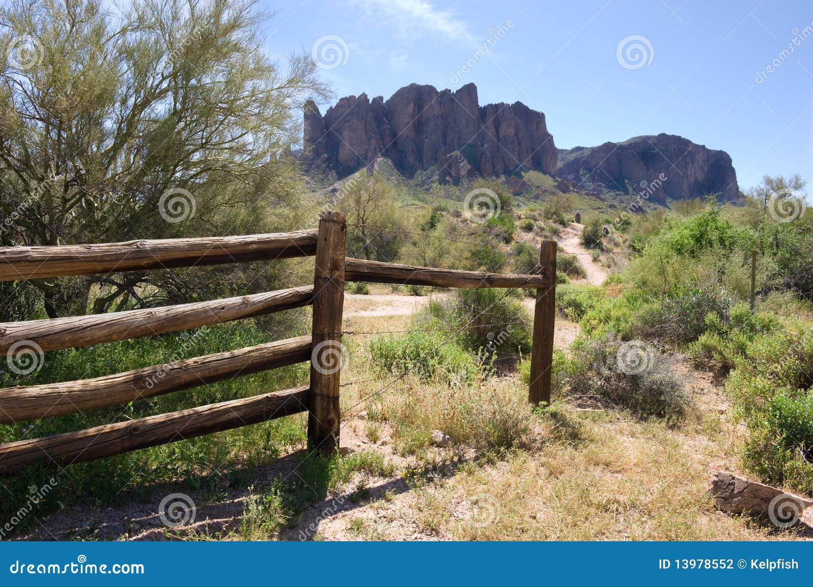 superstition mountains setting