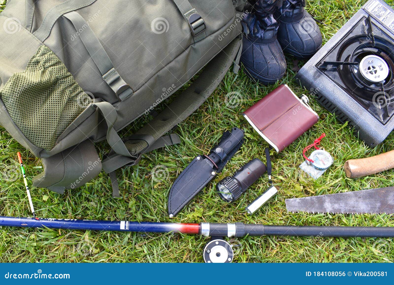 Supervivencia En El Bosque. Excursión Con Mochila En Naturaleza. Caza Y  Pesca De Los Hombres Del Hobby Foto editorial - Imagen de inconformista,  pesca: 184108056