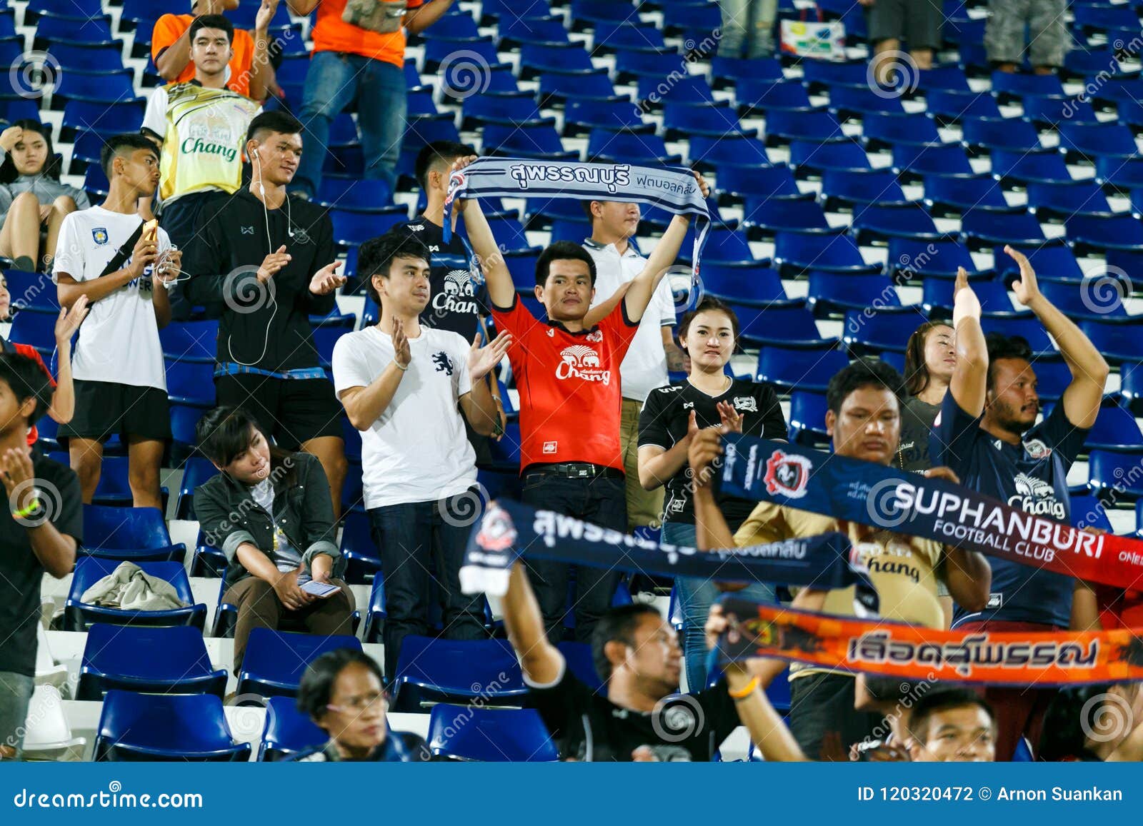 Suphanburi fc fan club editorial photography. Image of public - 120320472