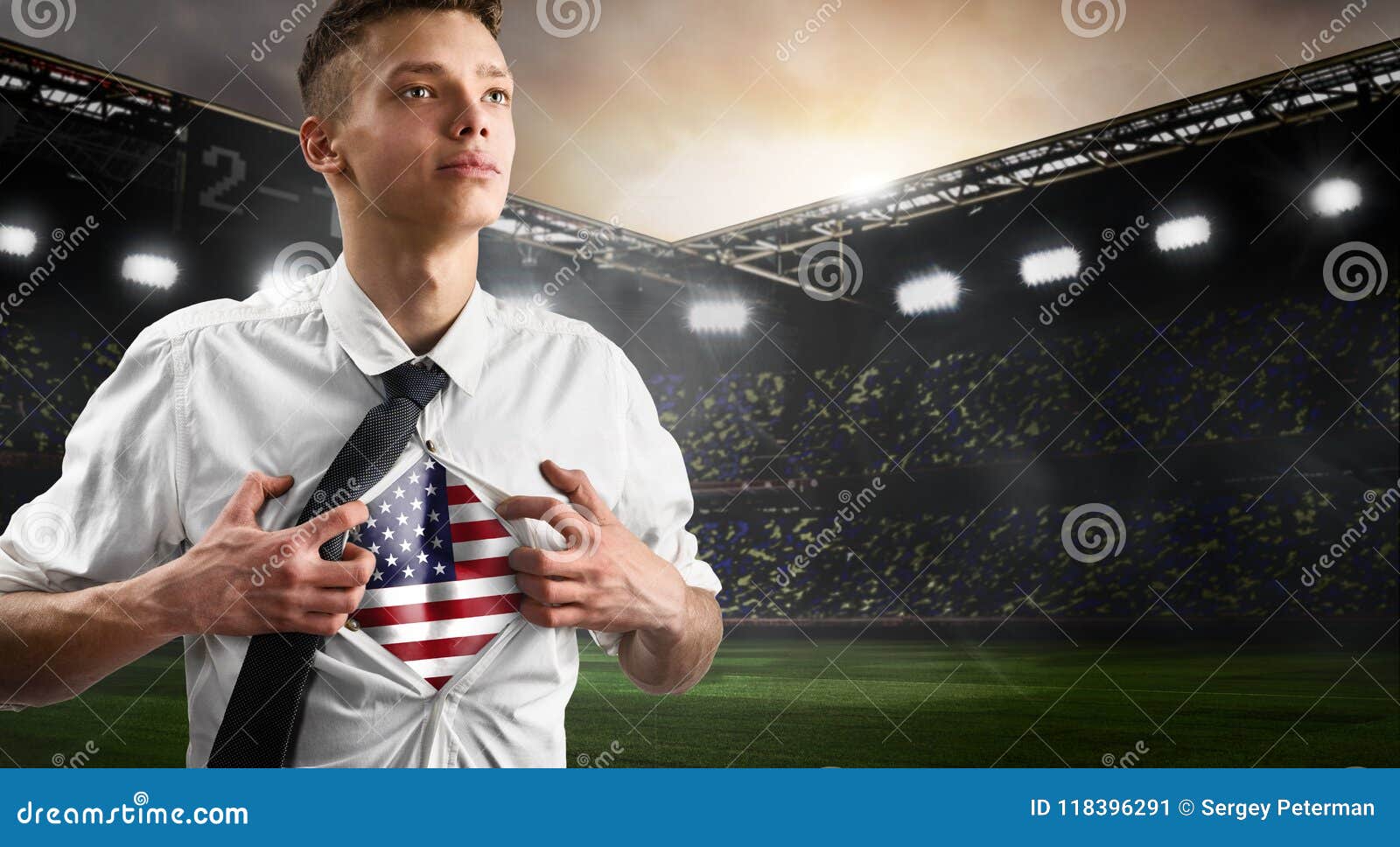 Suporte do futebol ou do futebol dos EUA que mostra a bandeira sob sua camisa do negócio no estádio