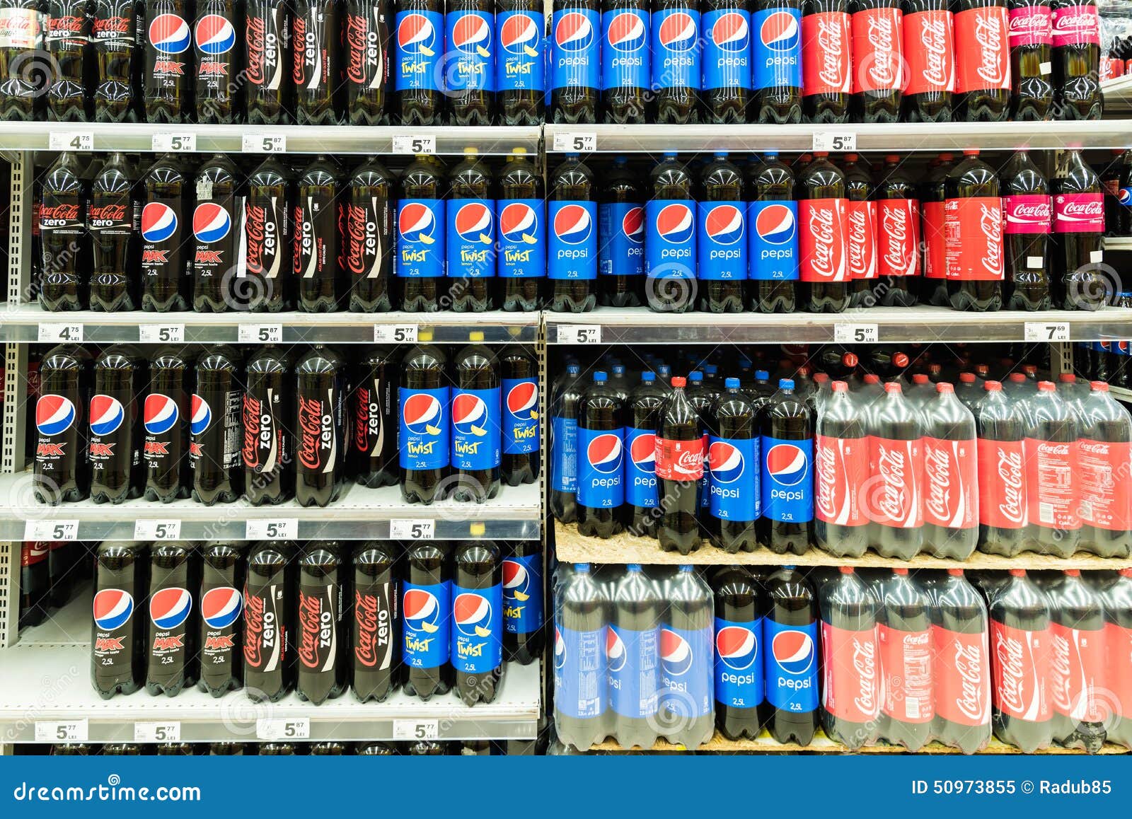 Suporte Do Supermercado De Pepsi E De Coca Cola Soda Drinks On Imagem ...