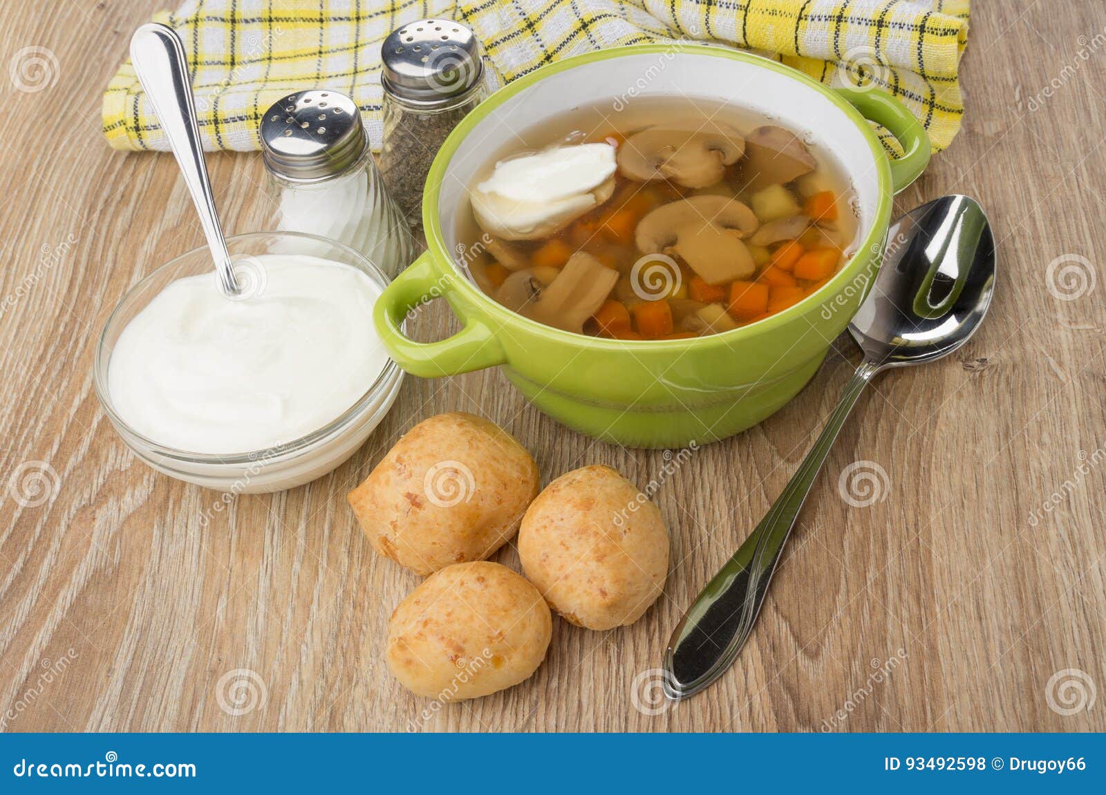 Suppe Mit Pilzen Und Sauerrahm, Brot, Salz, Pfeffer Stockfoto - Bild ...