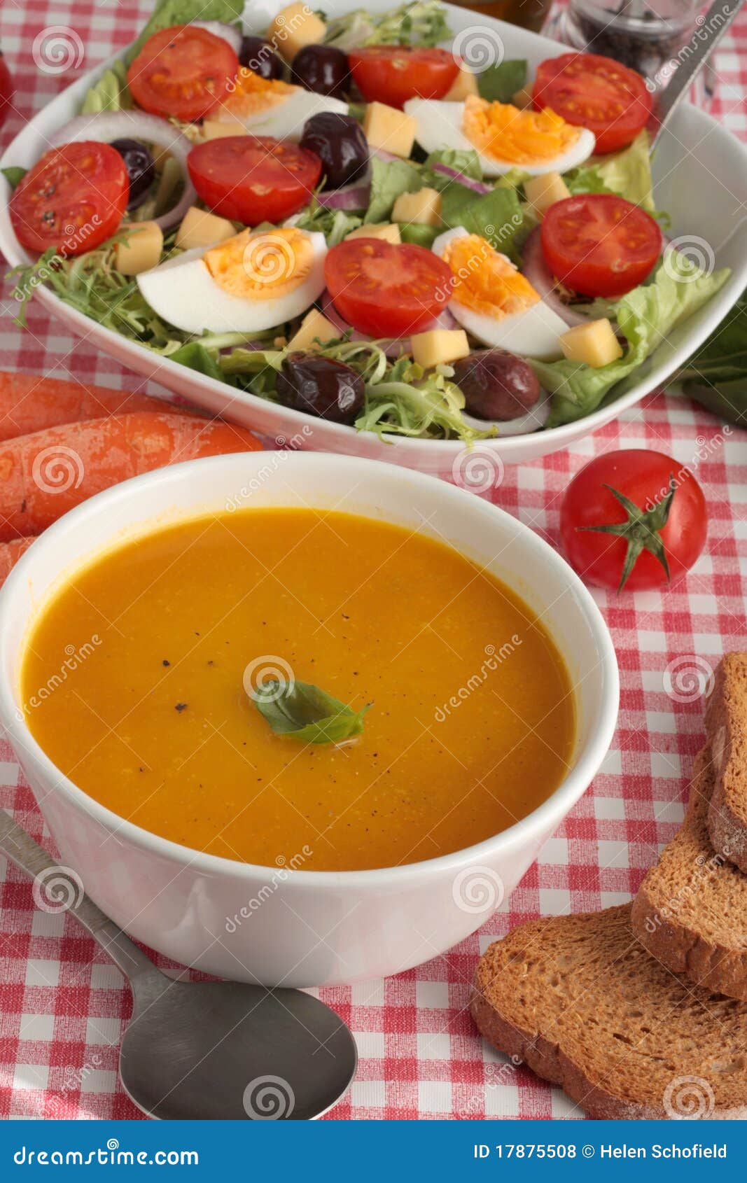 Suppe und Salat stockfoto. Bild von schüssel, abendessen - 17875508