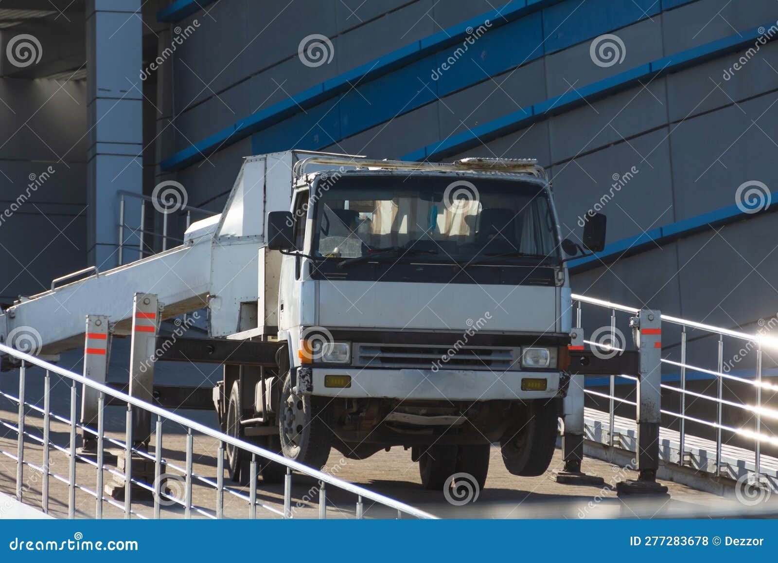 Une grue puissante sur un «petit» camion