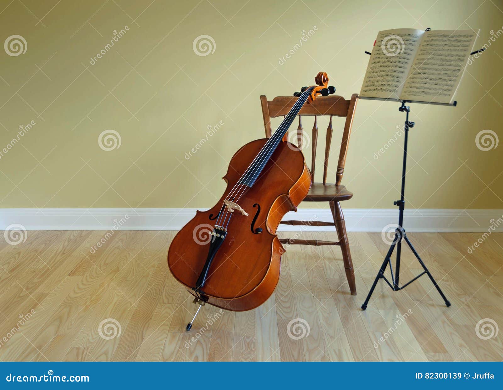 Support De Violoncelle Et De Musique Image stock - Image du wooden