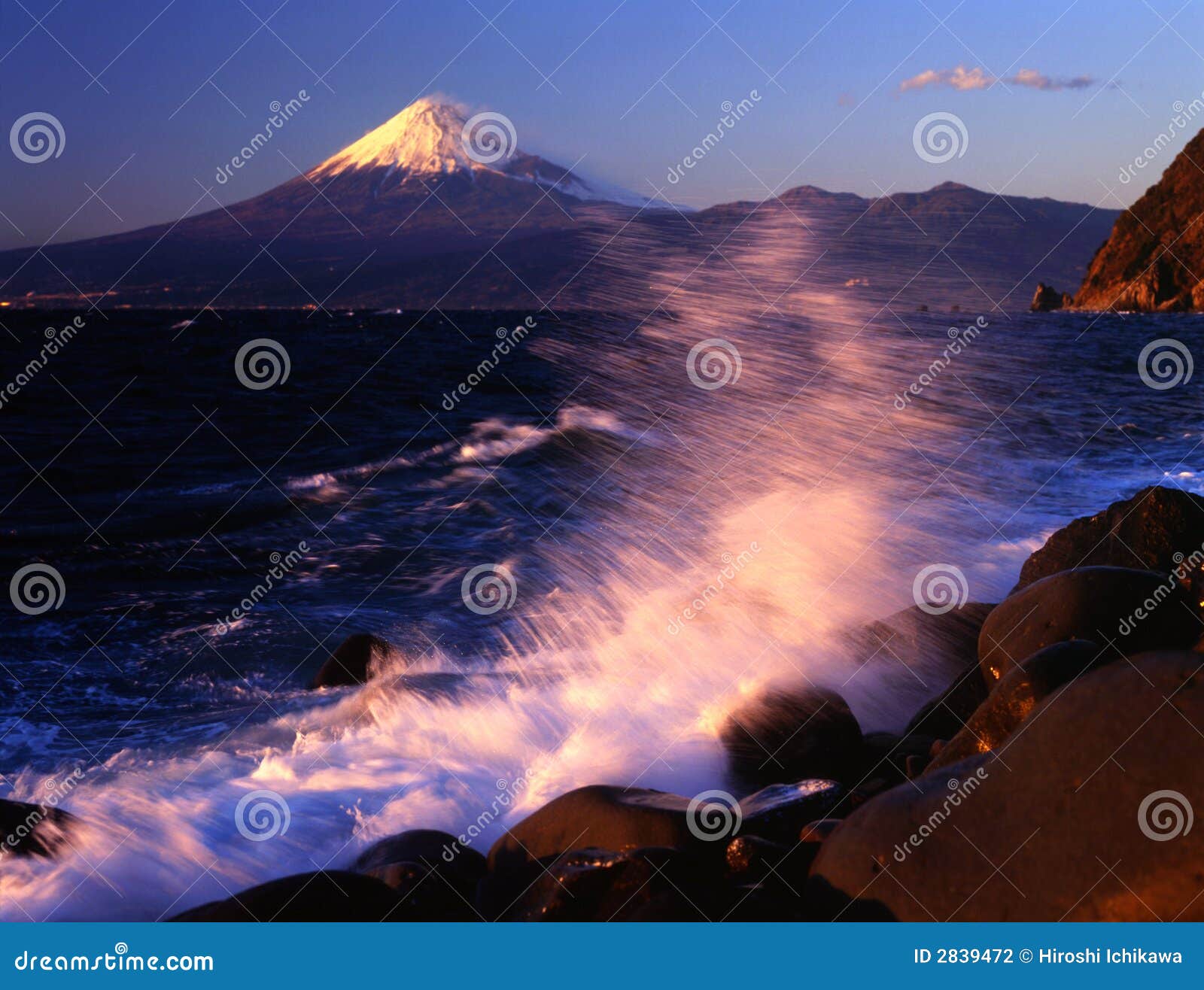 Supporto Fuji CX. Onde che si rompono sul puntello della penisola di Izu con il supporto Fuji