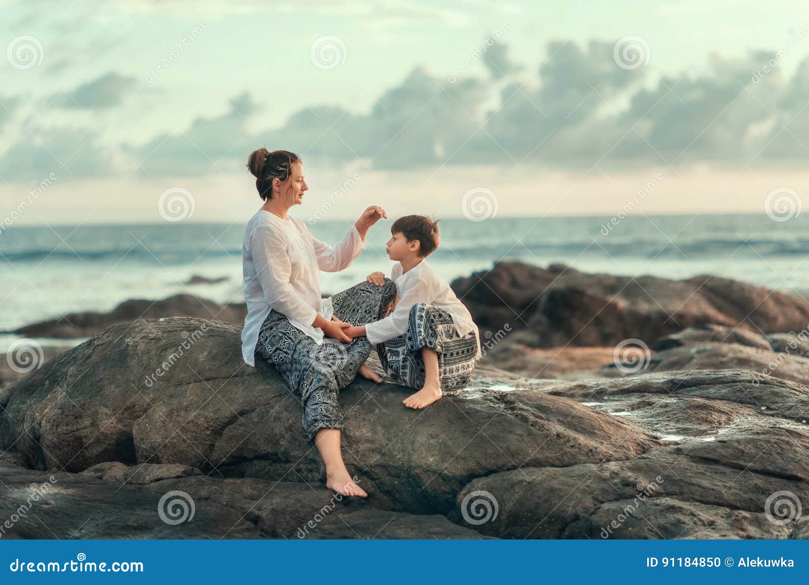 Mom son boy. Фотосессия на море с сыном. Женщина и сын на берегу моря. Фотосессия мать и сын на море.