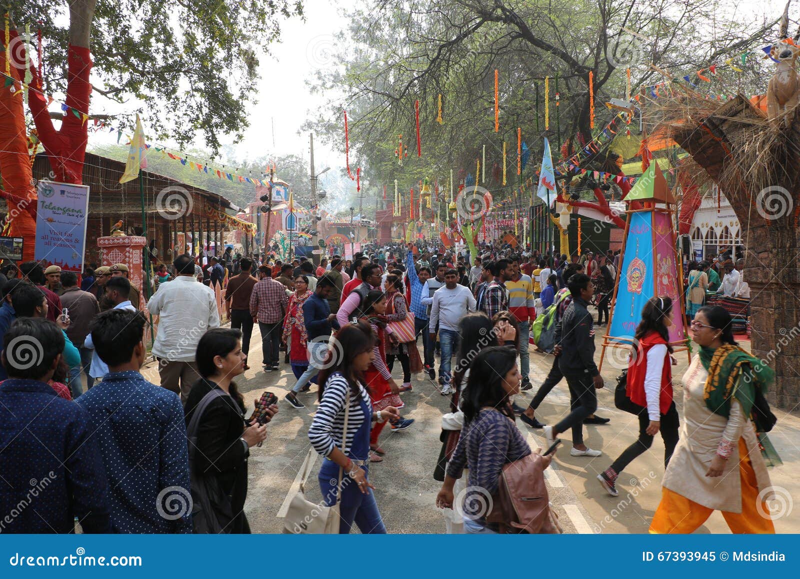 De bezoekers en de plaatselijke bevolking genieten van en winkelen in openbare de ambachtmarkt van Surajkund in Surajkund, Faridabad, India