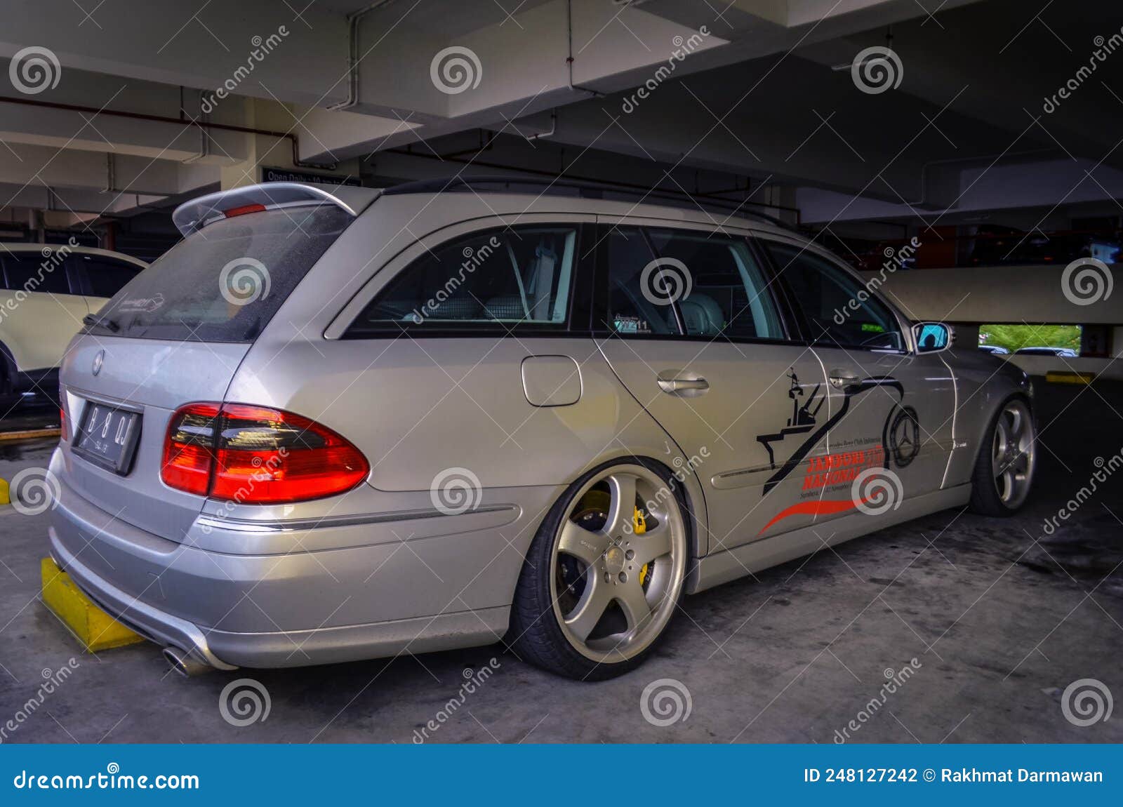 https://thumbs.dreamstime.com/z/surakarta-indonesia-august-mercedes-benz-w-third-generation-e-class-made-to-sedan-saloon-station-wagon-estate-248127242.jpg