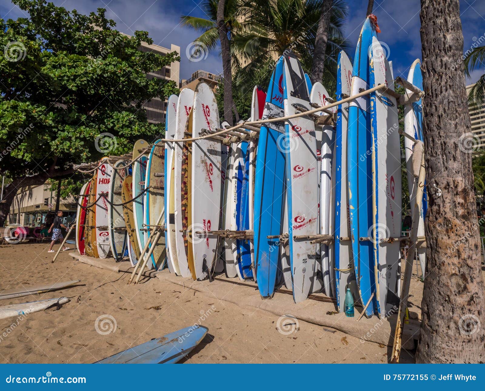 surfboard locker rental waikiki