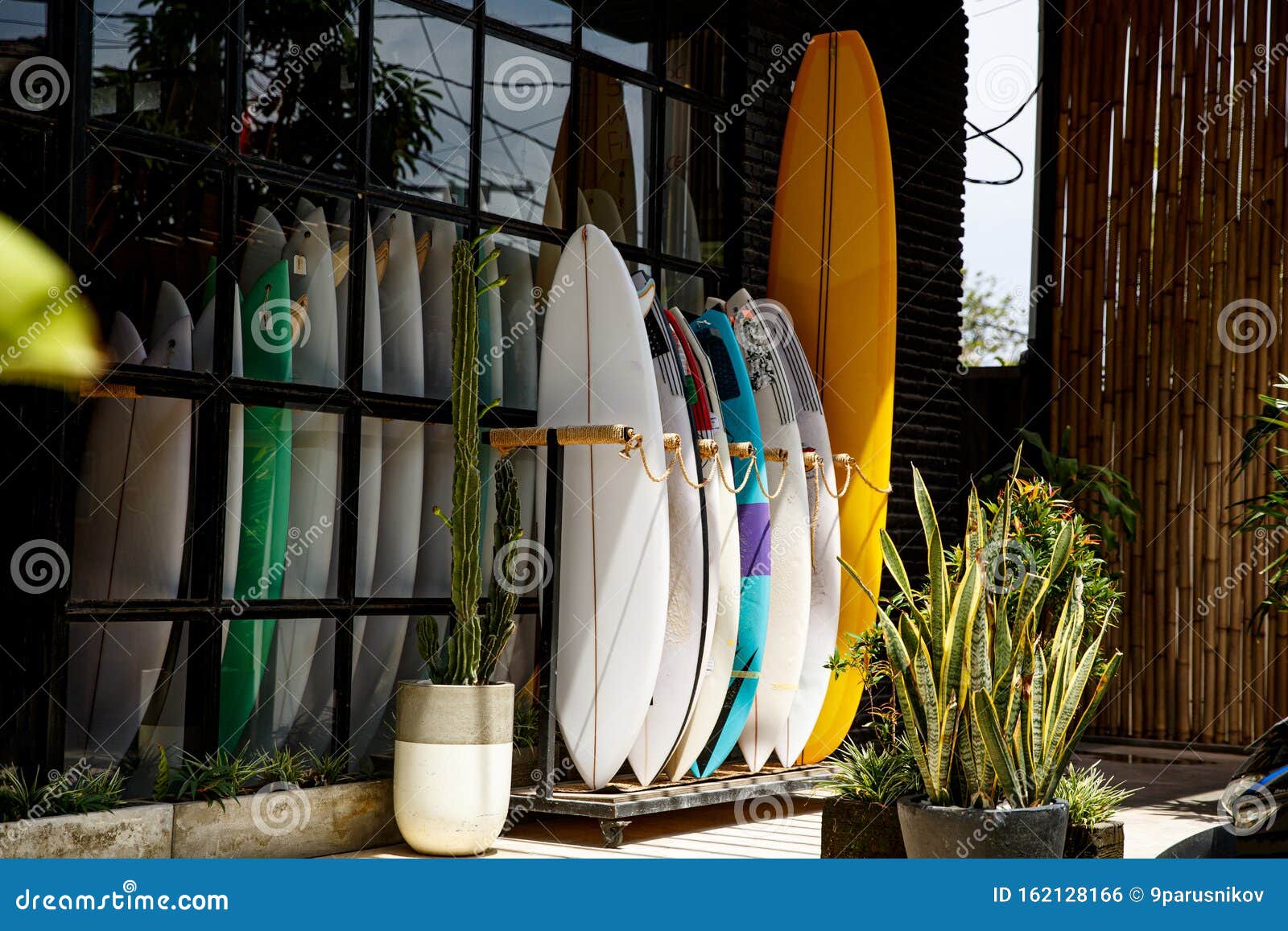 Surf Shop Muchas Tablas De Surf Multicolores Seguidas Foto de archivo