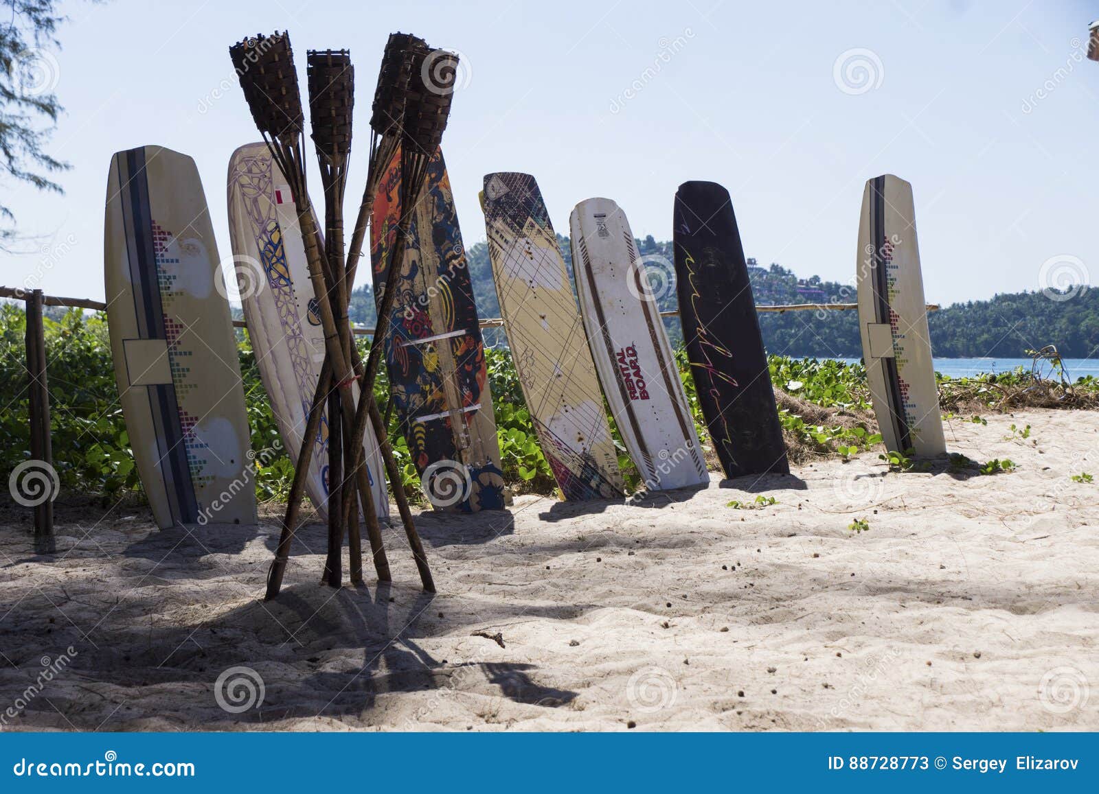 Surfboards przy plażą, biały piasek, Tajlandia