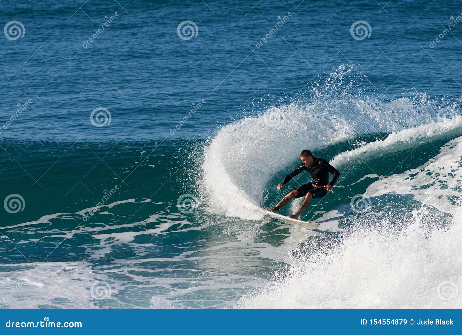 nariz tímido Sinfonía Surfer Executing a Slashing Frontside Top-turn. Editorial Stock Image -  Image of front, oclock: 154554879
