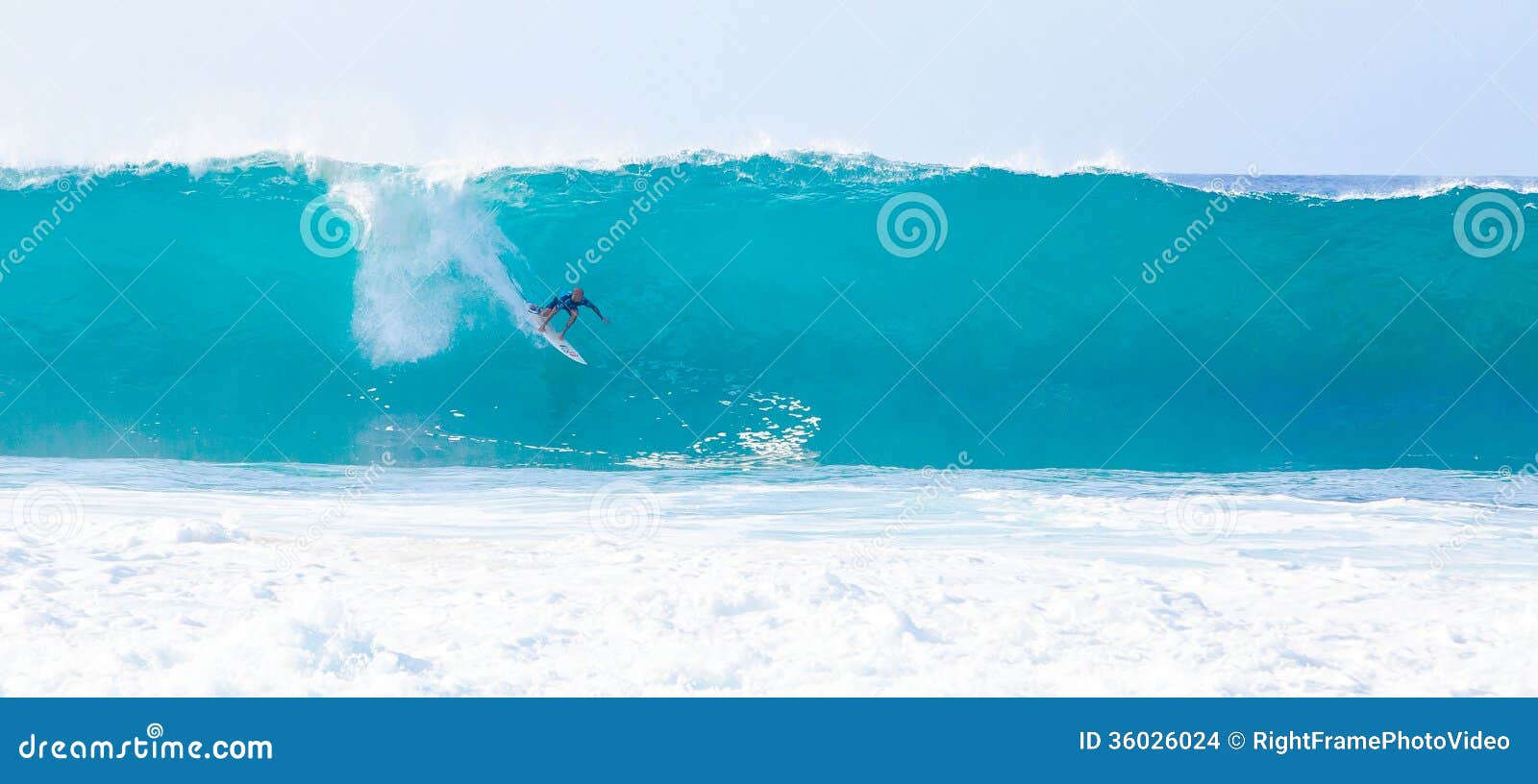 Surfer Kelly Slater Surfing Pipeline en Hawaï. Surfer de champion du monde, Kelly Slater, surfant dans le concours de ressac de maîtres de canalisation de Billabong sur le rivage du nord d'Hawaï. Une partie du Triple Crown 2013 de concurrence surfante. Photo prise le 14 décembre 2013, plage de canalisation de Bonzai, rivage du nord, Oahu.